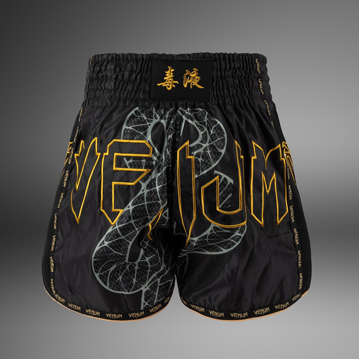 Venum Serpenti Muay Thai Shorts – Zwart/Zilver/Goud