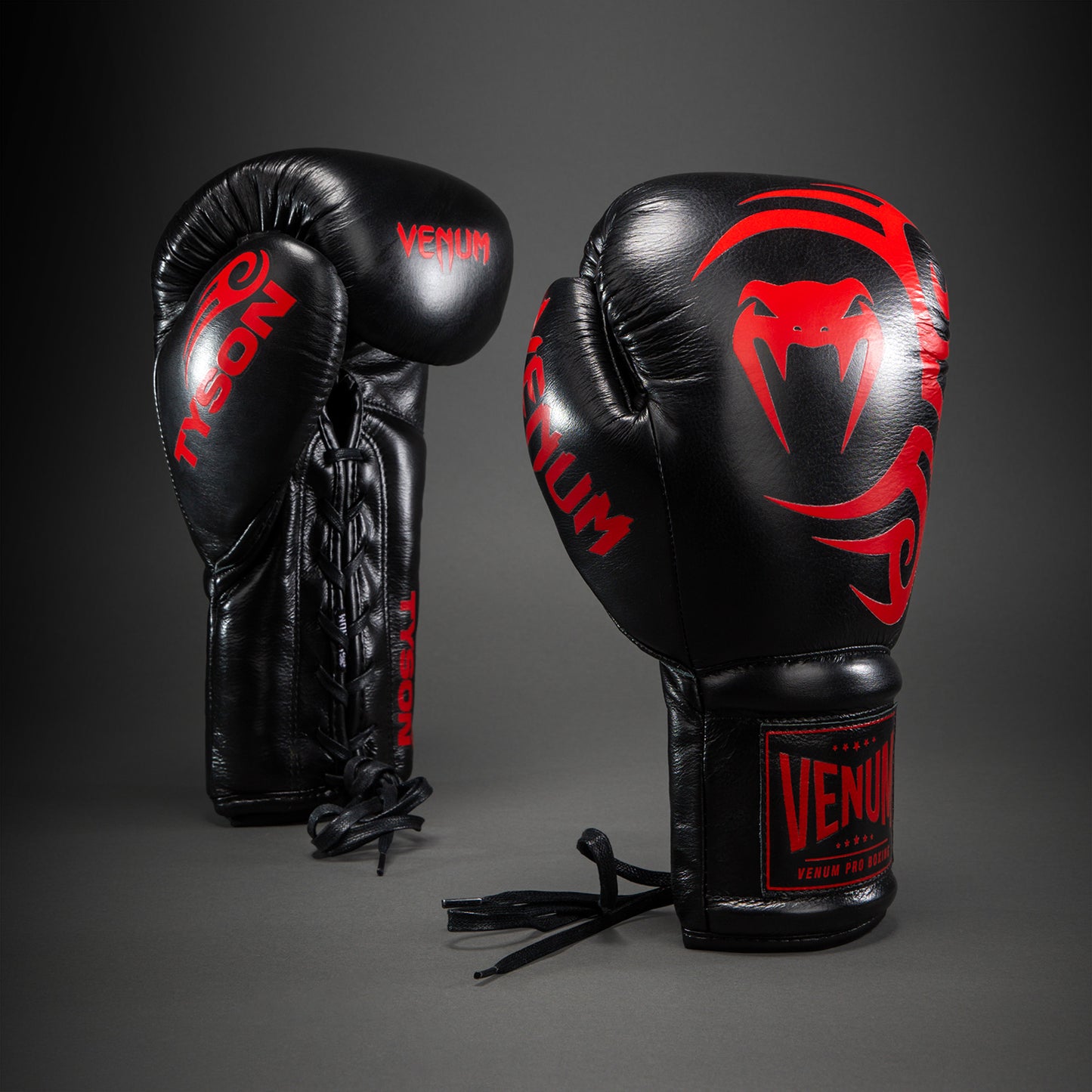 Venum Giant 2.0 Mike Tyson Pro Bokshandschoenen met Veters – Zwart/Rood - Inclusief tas