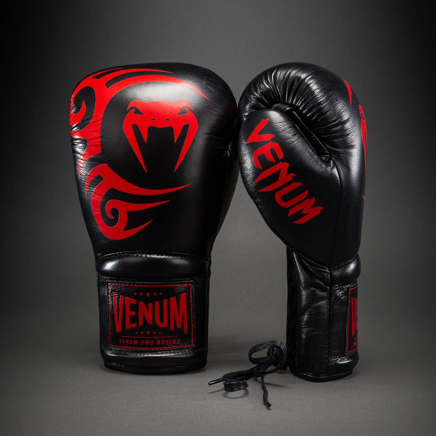 Venum Giant 2.0 Mike Tyson Pro Bokshandschoenen met Veters – Zwart/Rood - Inclusief tas