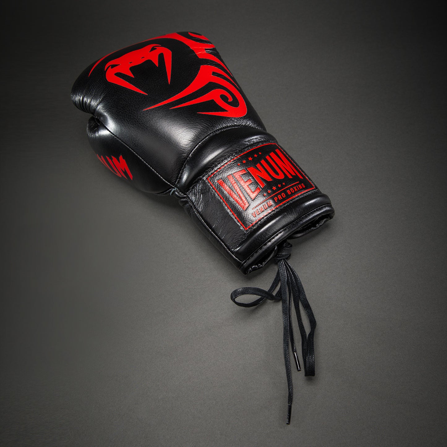Venum Giant 2.0 Mike Tyson Pro Bokshandschoenen met Veters – Zwart/Rood - Inclusief tas