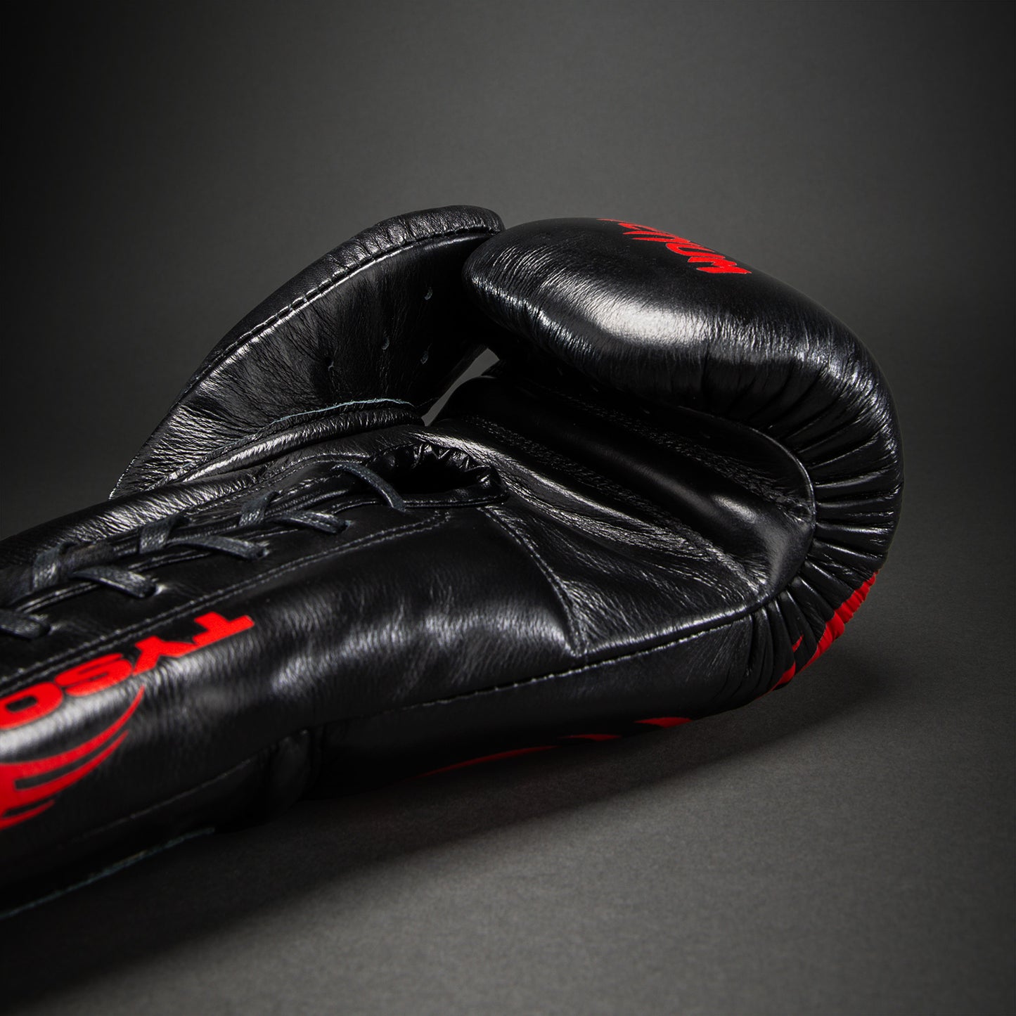 Venum Giant 2.0 Mike Tyson Pro Bokshandschoenen met Veters – Zwart/Rood - Inclusief tas