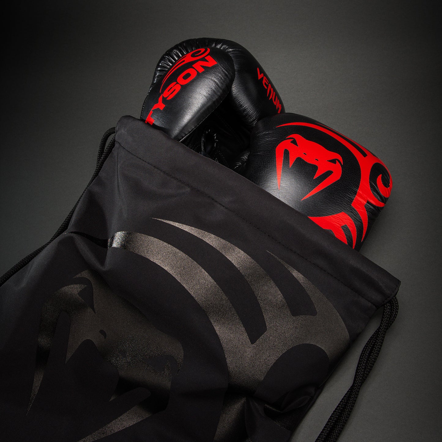 Venum Giant 2.0 Mike Tyson Pro Bokshandschoenen met Veters – Zwart/Rood - Inclusief tas