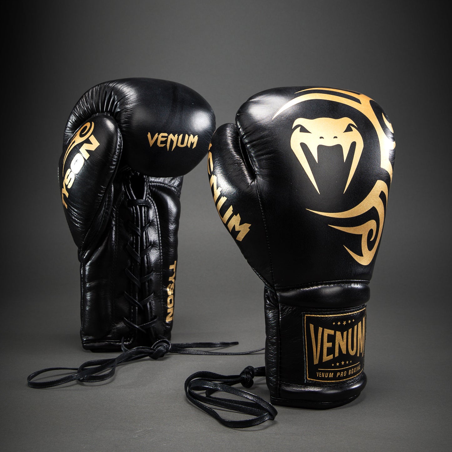 Venum Giant 2.0 Mike Tyson Pro Bokshandschoenen met veter – Zwart/Goud - Inclusief tas
