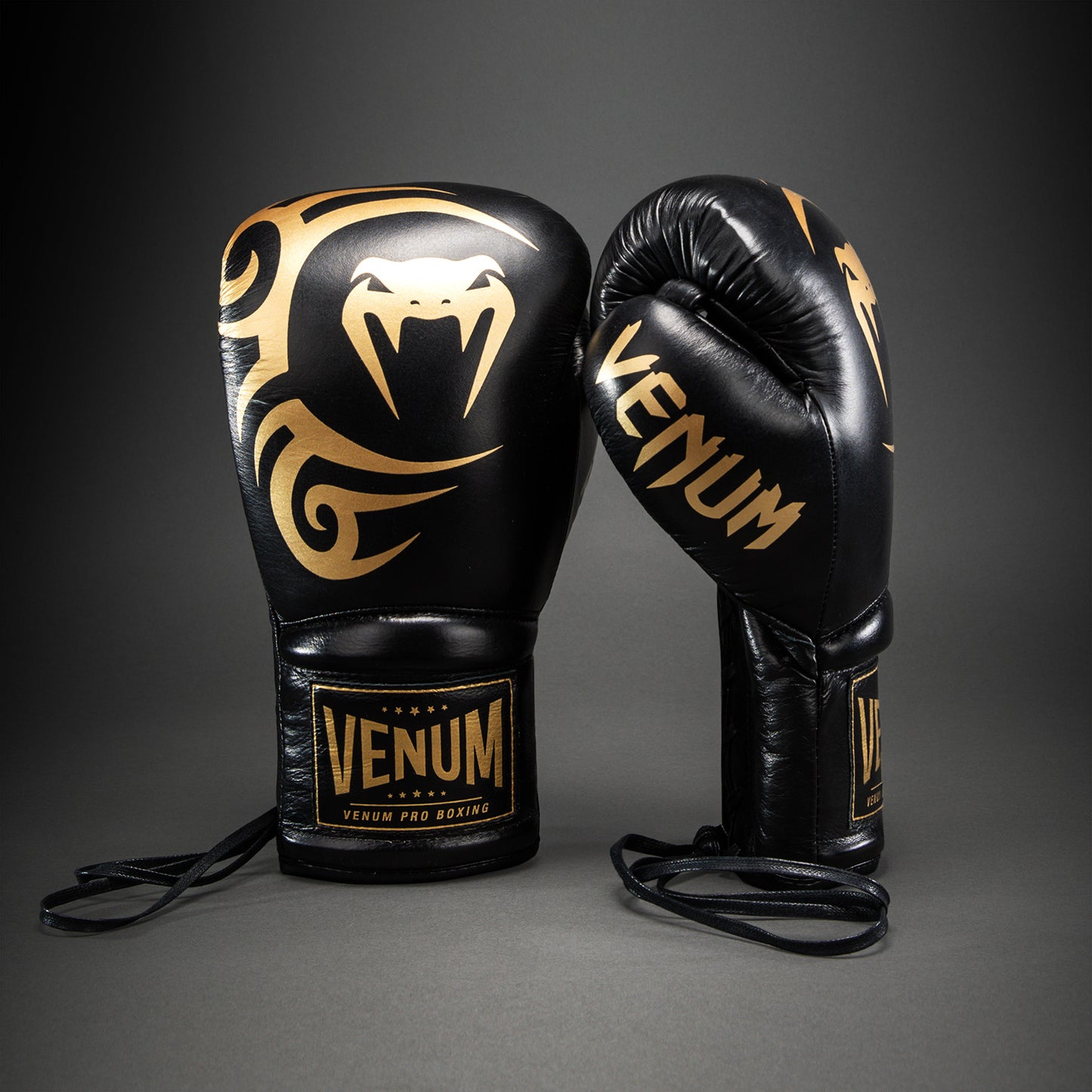 Venum Giant 2.0 Mike Tyson Pro Bokshandschoenen met veter – Zwart/Goud - Inclusief tas
