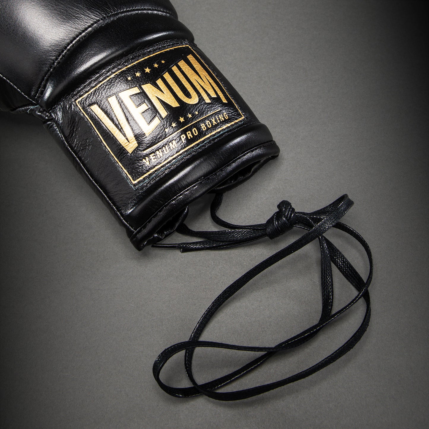 Venum Giant 2.0 Mike Tyson Pro Bokshandschoenen met veter – Zwart/Goud - Inclusief tas