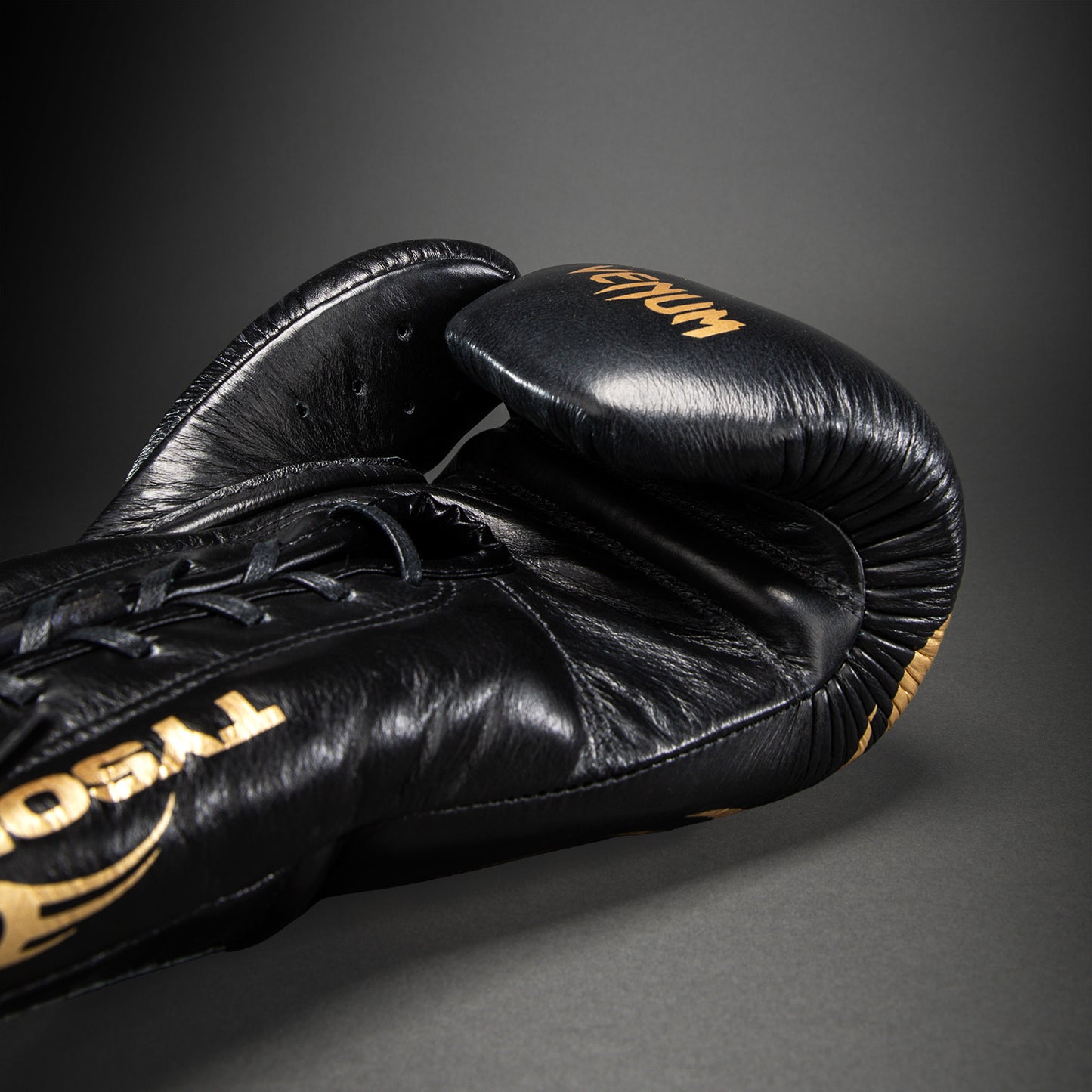 Venum Giant 2.0 Mike Tyson Pro Bokshandschoenen met veter – Zwart/Goud - Inclusief tas
