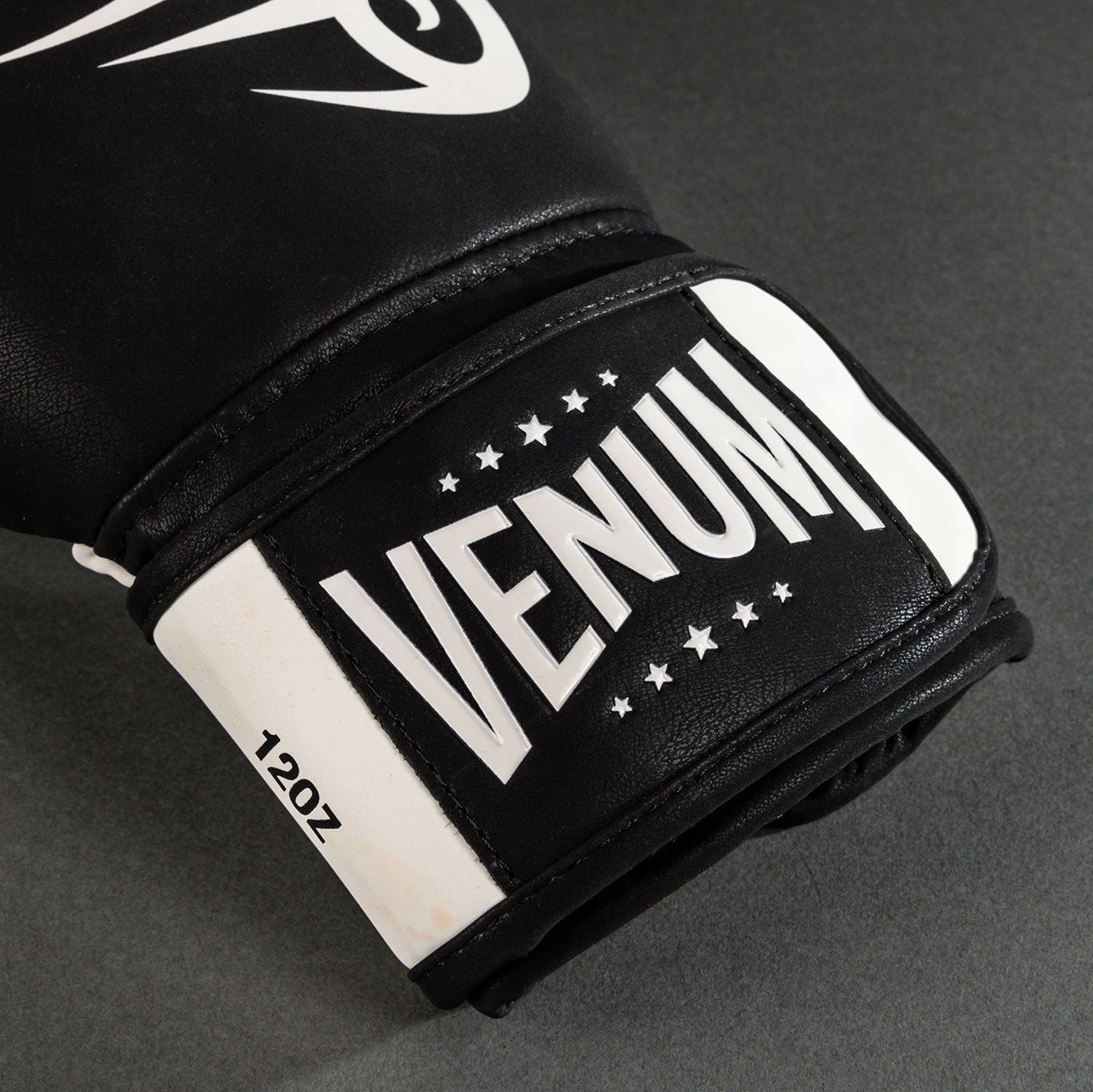 Venum Mike Tyson Replica Bokshandschoenen - Diep Zwart/Optisch Wit