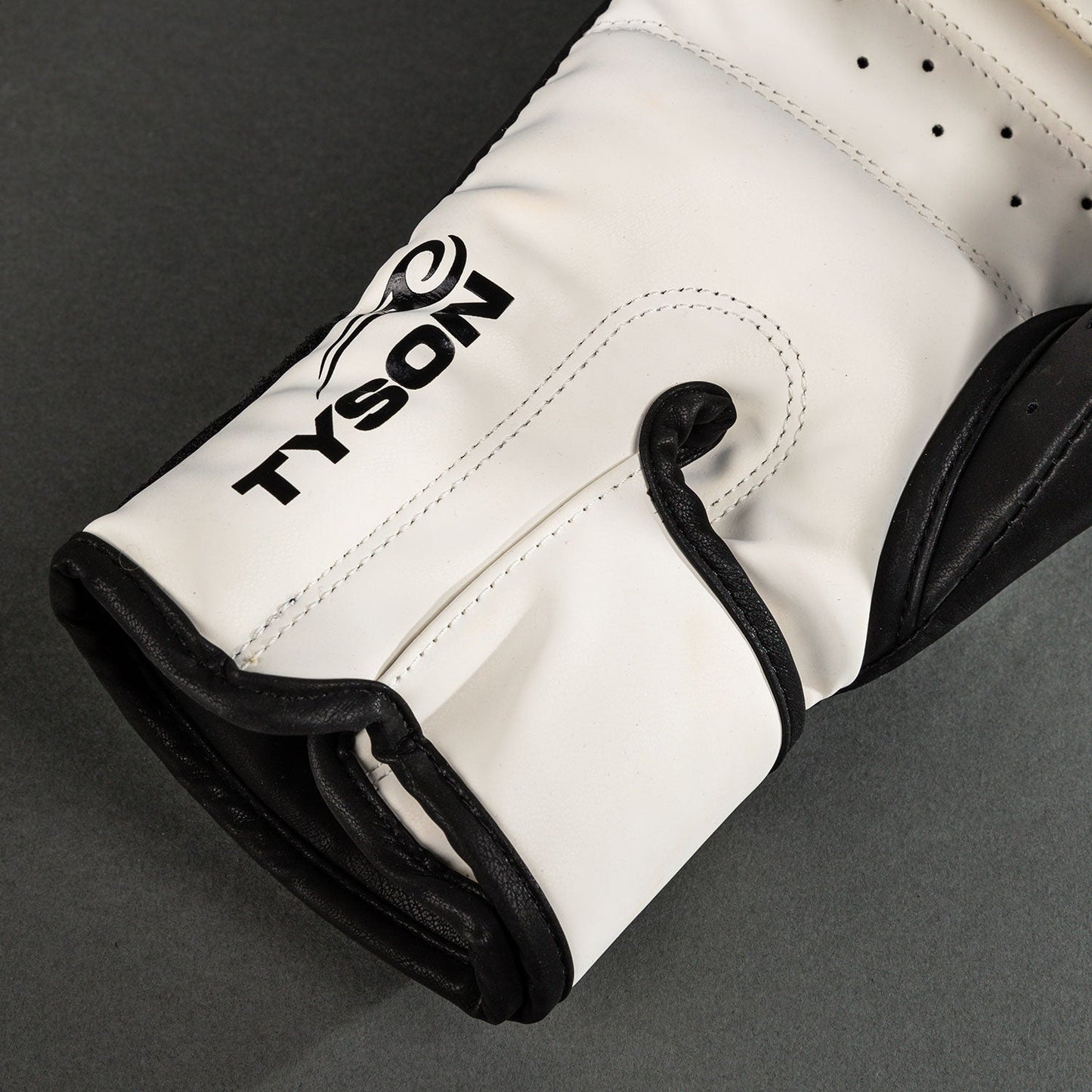 Venum Mike Tyson Replica Bokshandschoenen - Diep Zwart/Optisch Wit