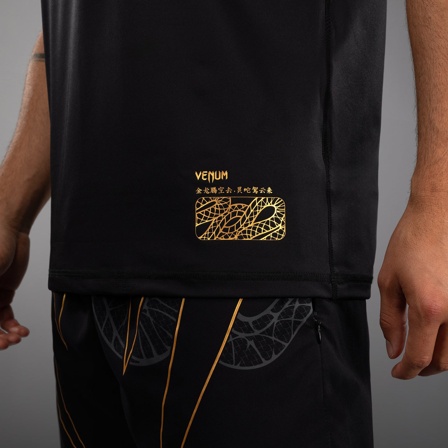 Venum Serpenti Dry Tech T-shirt – Zwart/Zilver/Goud