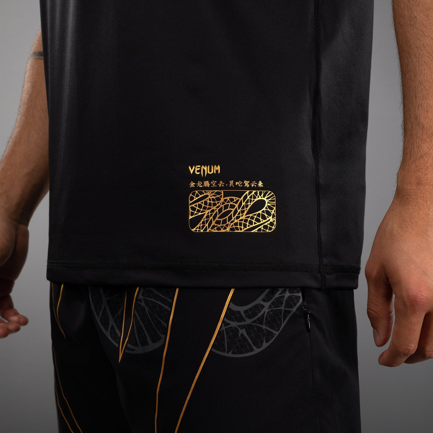 Venum Serpenti Dry Tech T-shirt – Zwart/Zilver/Goud