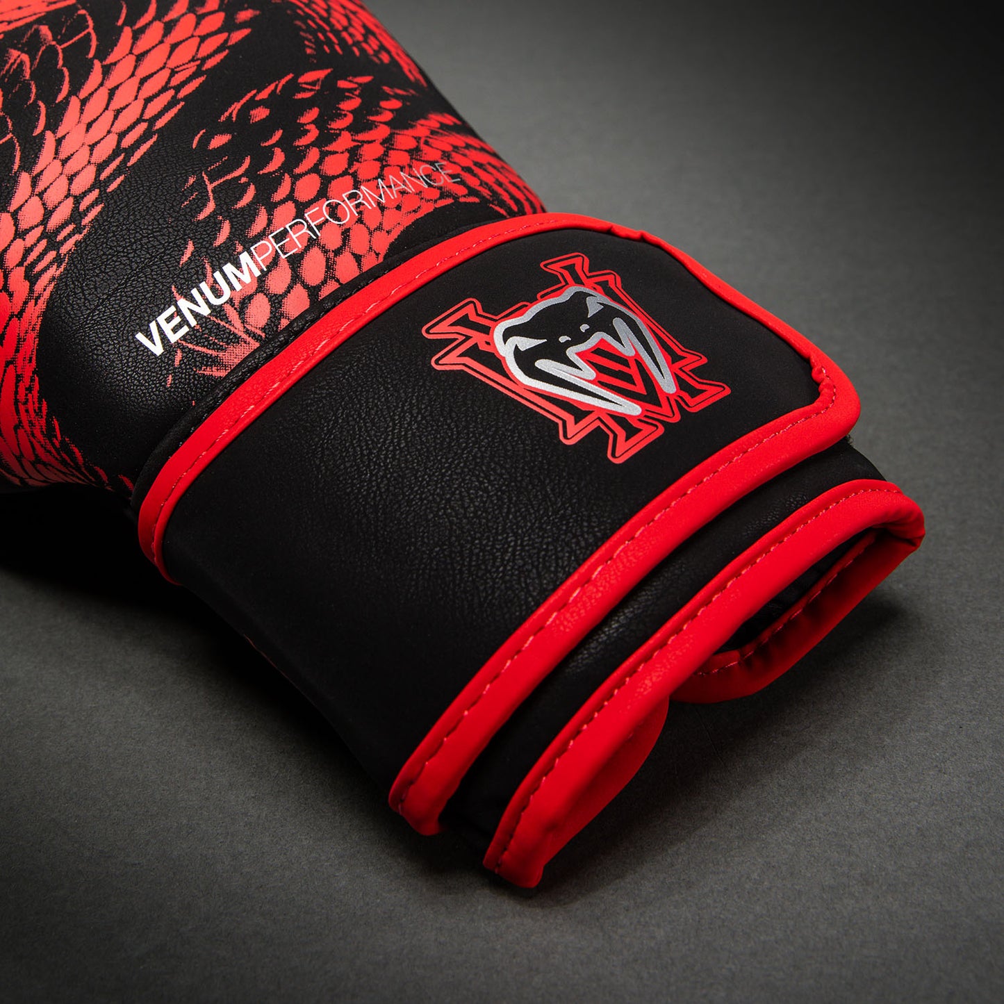 Venum Matupa Bokshandschoenen - Zwart/Rood/Zilver