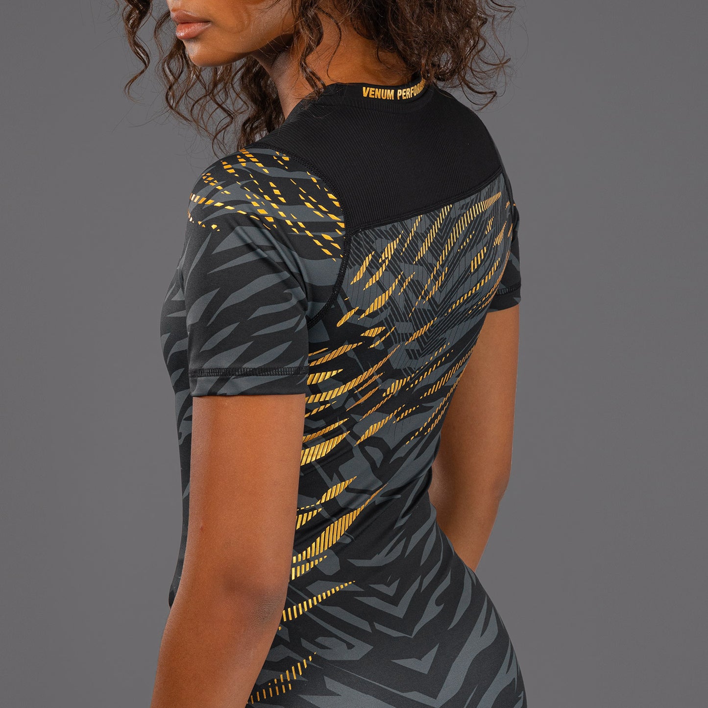 UFC Fusion by Venum Authentic Fight Night Korte Mouwen Performance Rashguard voor Dames - Champion