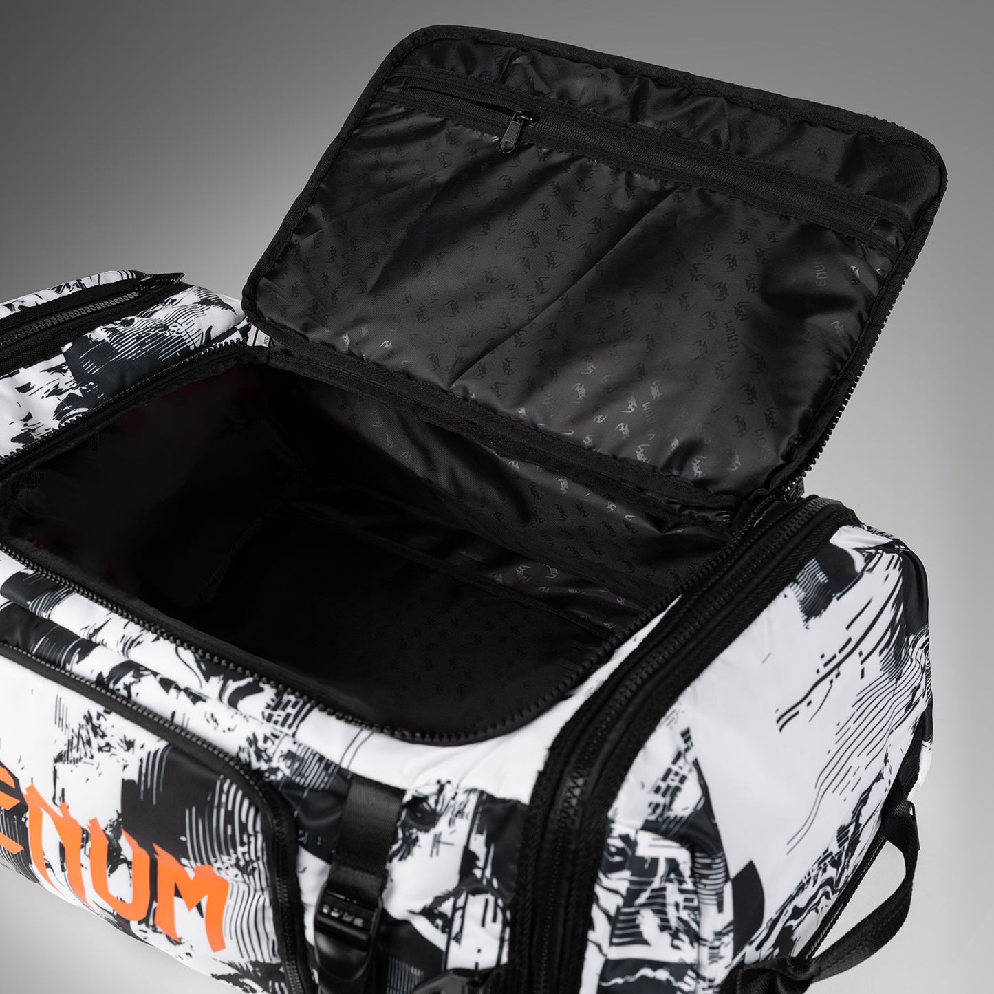 UFC Zenith by Venum Authentic Fight Week sporttas (48L) - wit