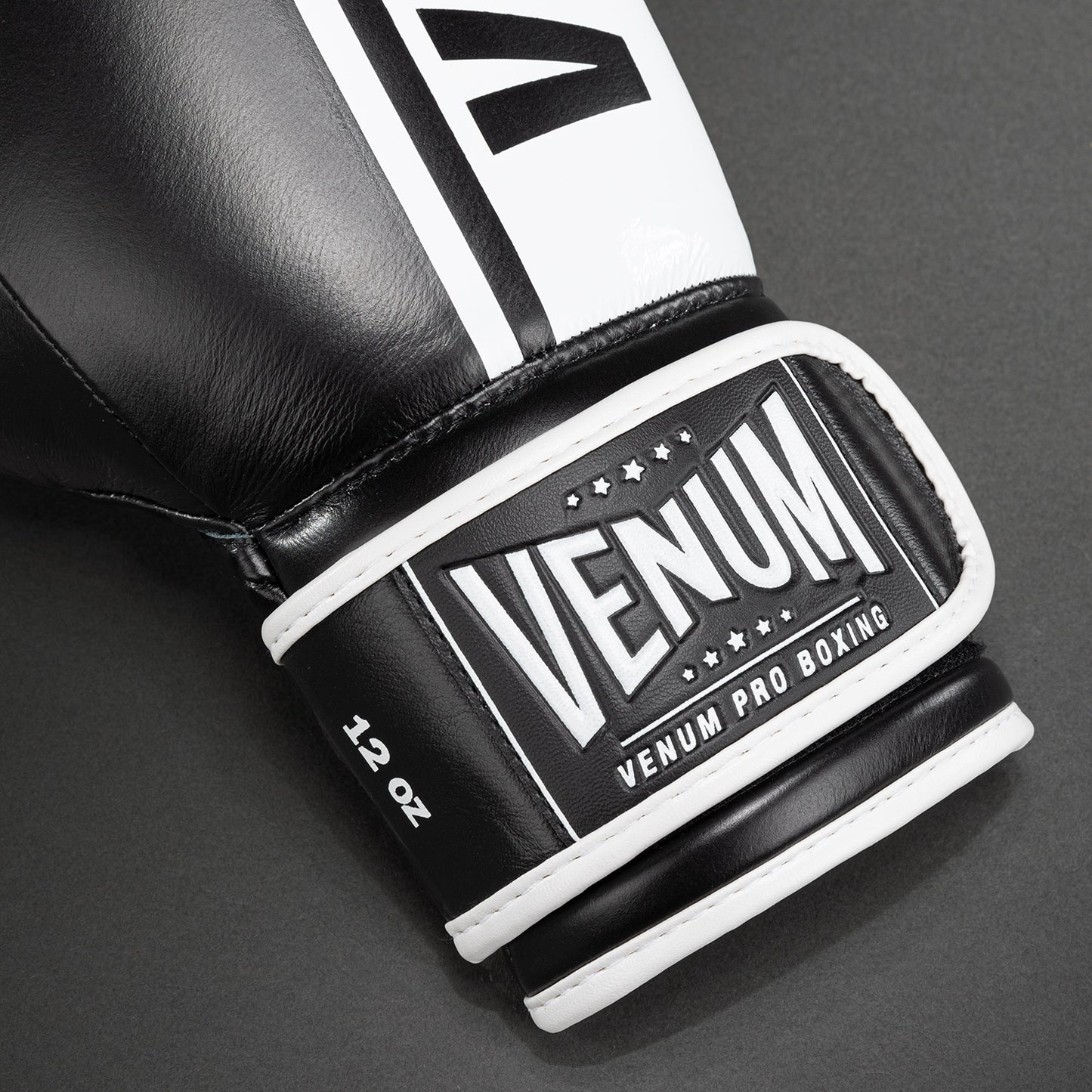 Venum Shield Pro bokshandschoenen met klittenband - zwart/wit