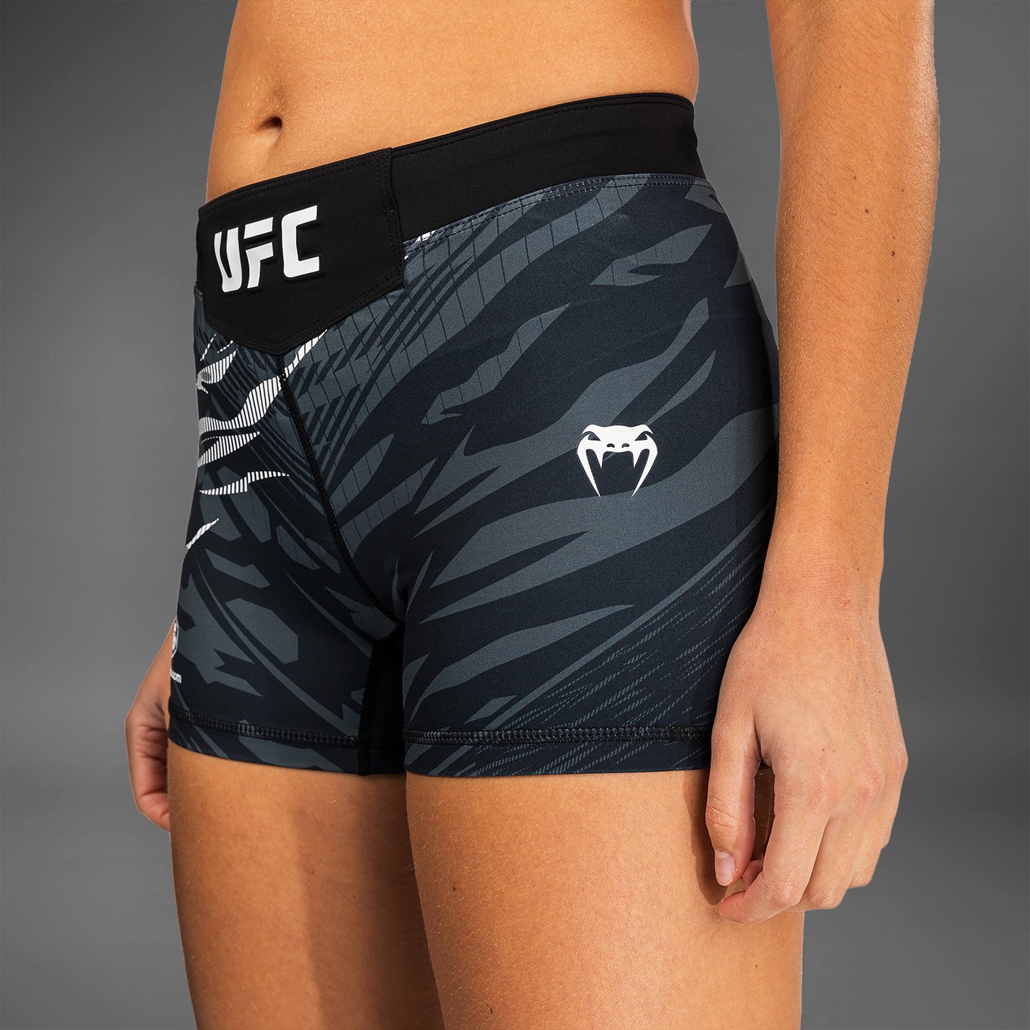 UFC Fusion by Venum Authentic Fight Night Vale Tudo Shorts voor Dames - Kort Fit - Zwart