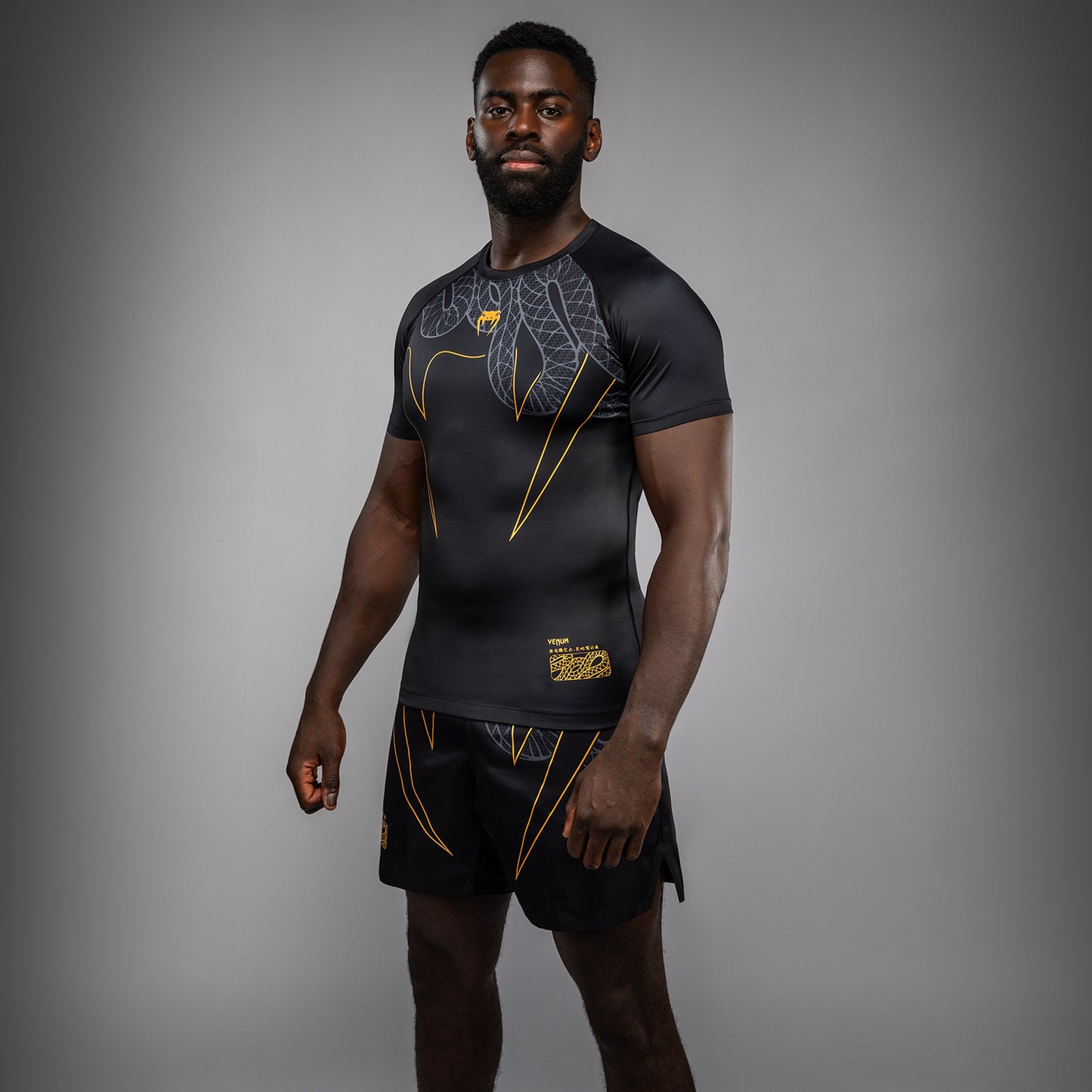 Venum Serpenti Rashguard met korte mouwen – Zwart/Zilver/Goud