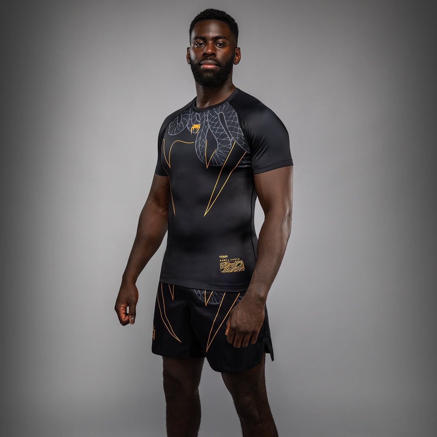 Venum Serpenti Rashguard met korte mouwen – Zwart/Zilver/Goud