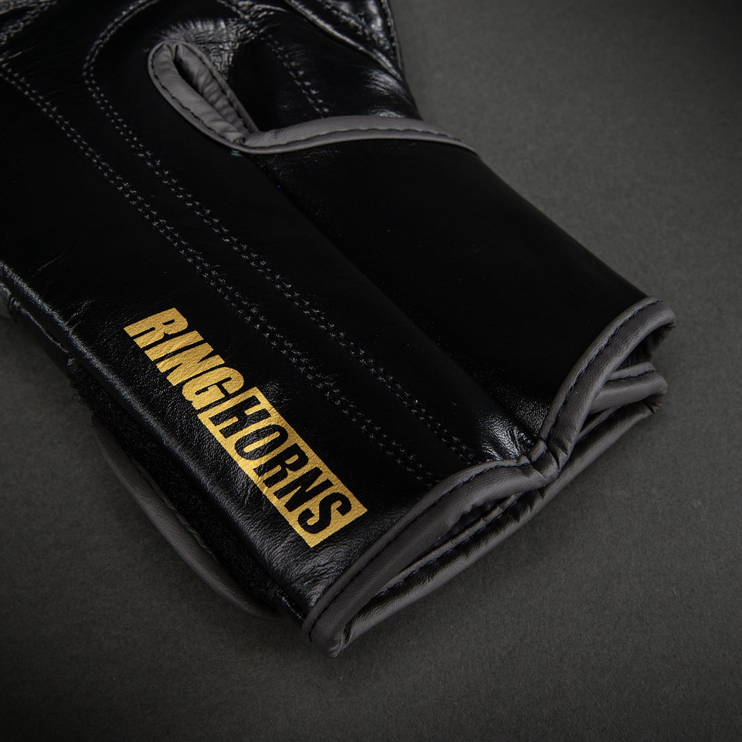 Ringhorns Charger by Venum Bokshandschoenen – Zwart/Goud