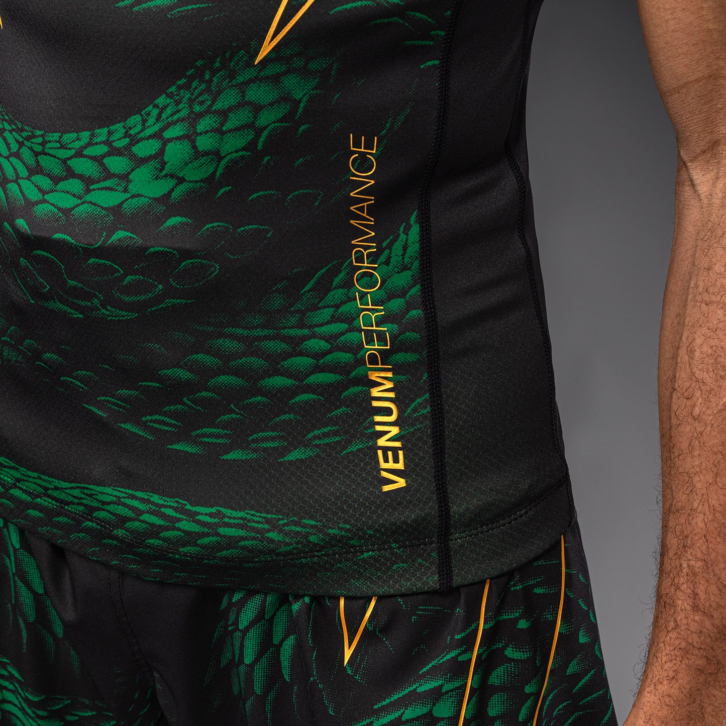 Venum Matupa Rashguard met korte mouwen - Zwart/Groen/Goud