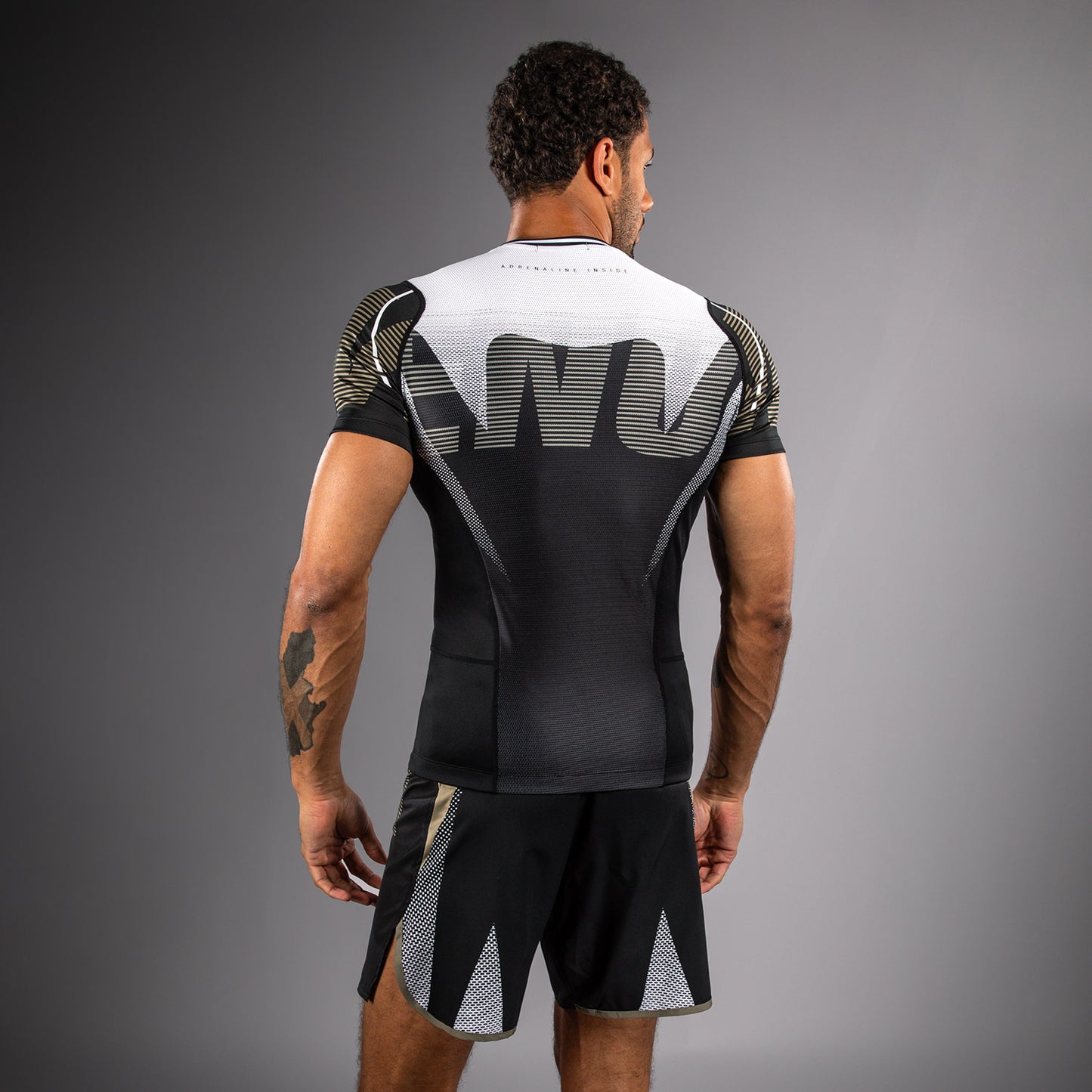 Venum Adrenaline Korte Mouw Rashguard – Zwart/Zand