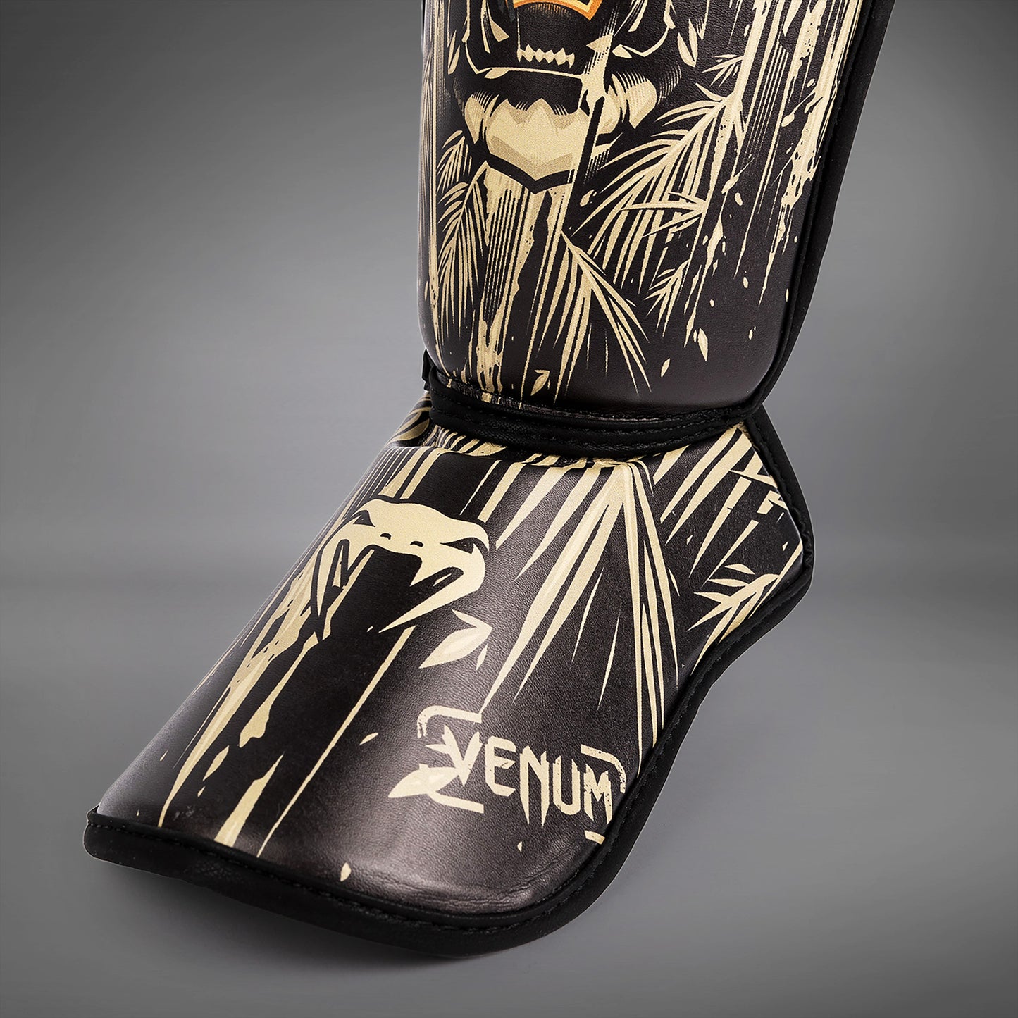 Venum Tiger Kids Schenenschermers - Zwart / Neon Oranje