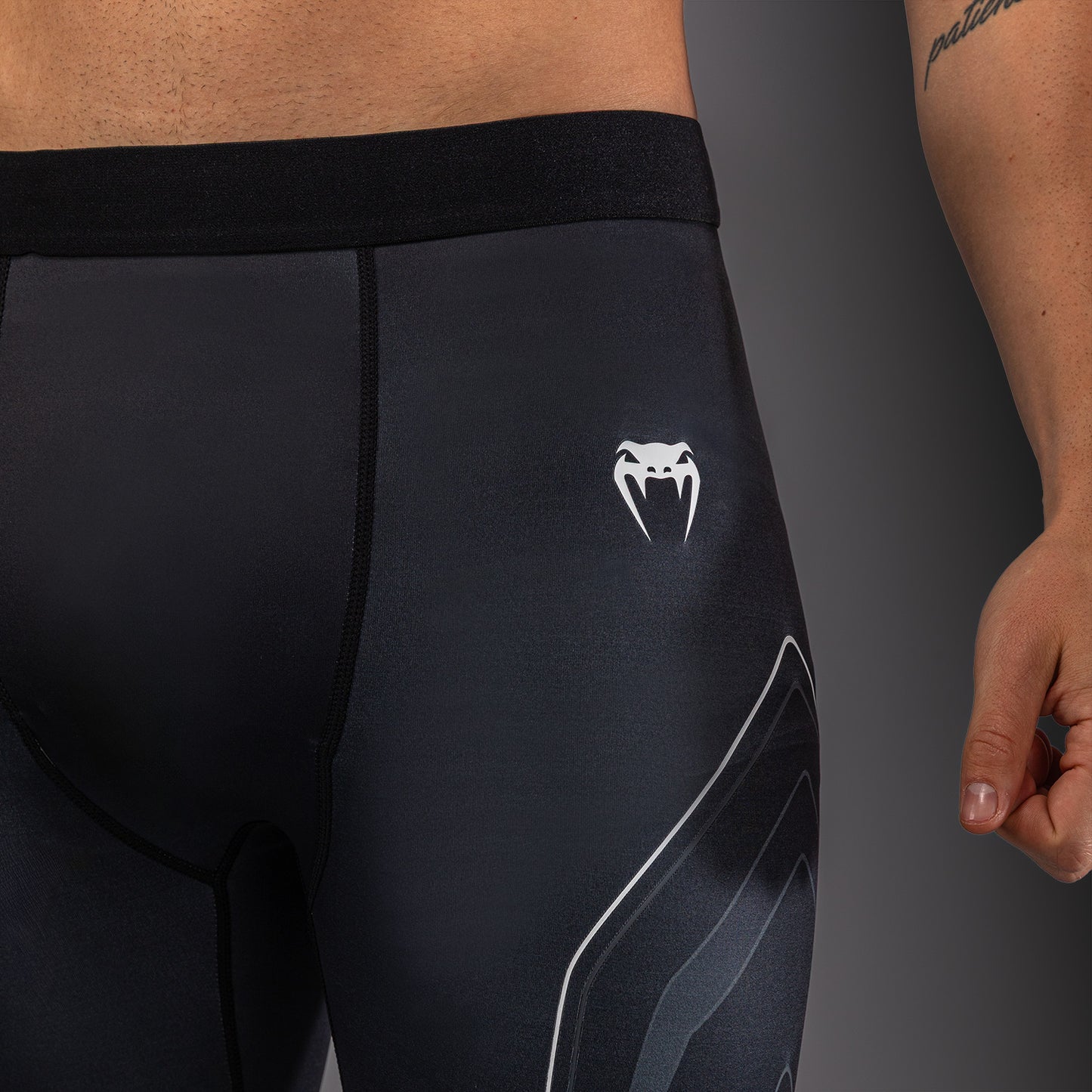 Venum Streamline Compressieshort – Zwart/Wit
