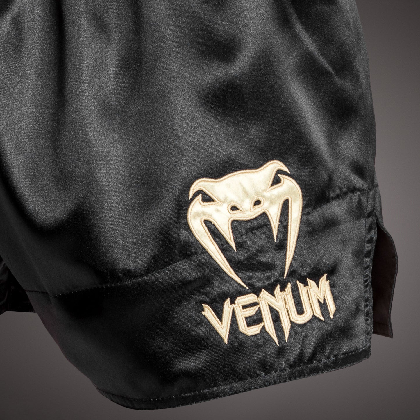 Venum Classic Muay Thai Kort Rood/Zwart/Goud