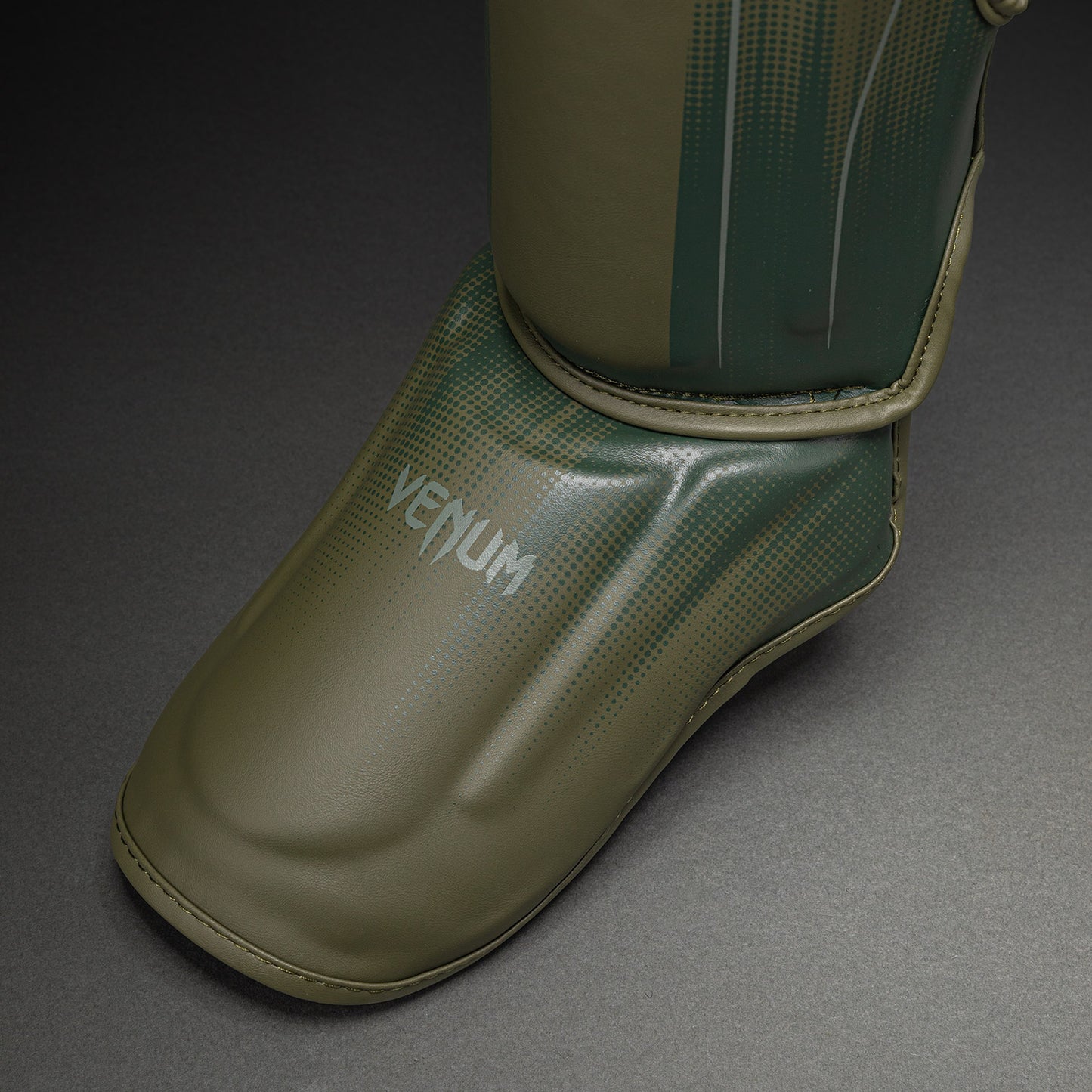 Venum Stealth Scheenbeschermers – Kaki/Donkergroen