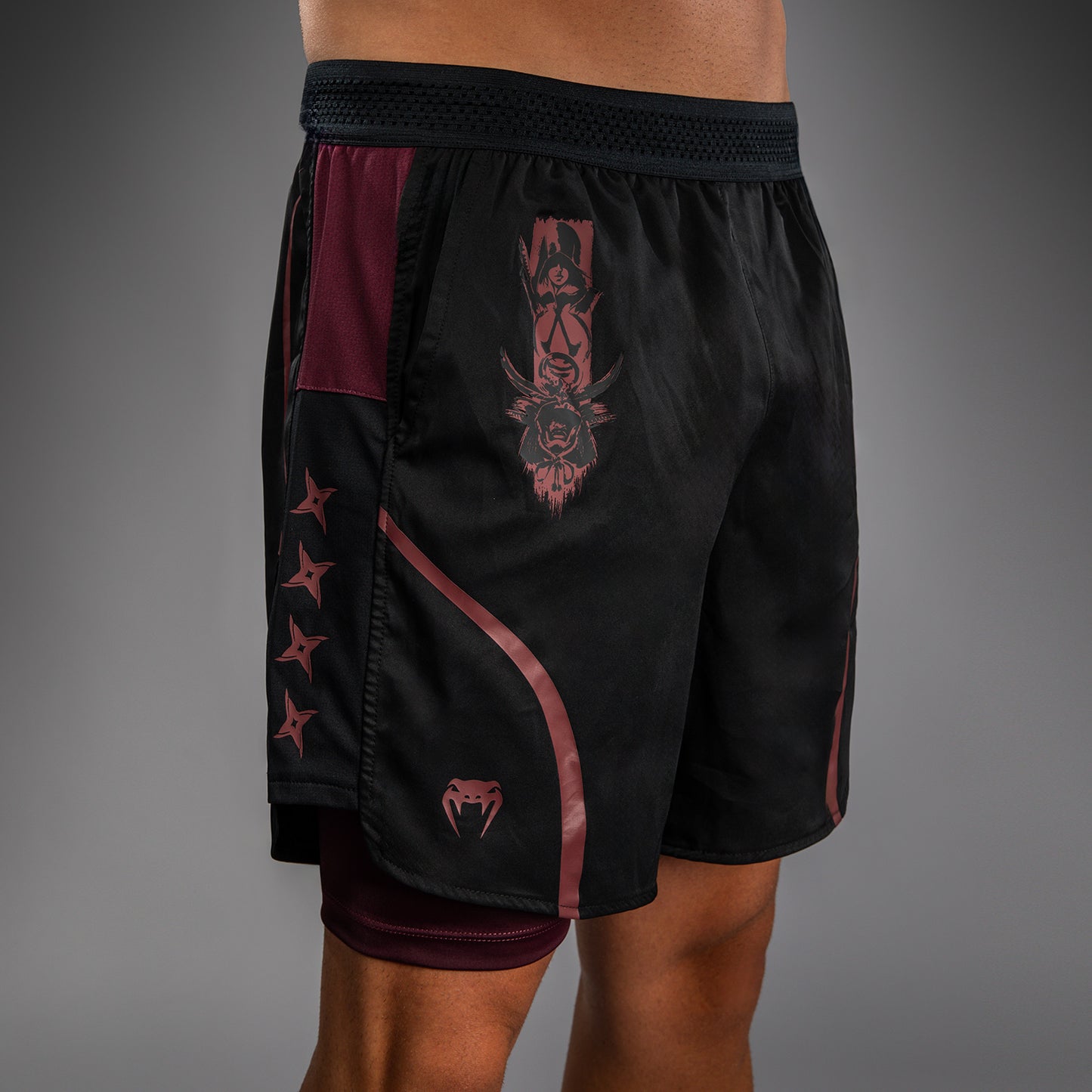 Venum x Assassin’s Creed Shadows Trainingsshorts voor Mannen - Bordeauzwart.
