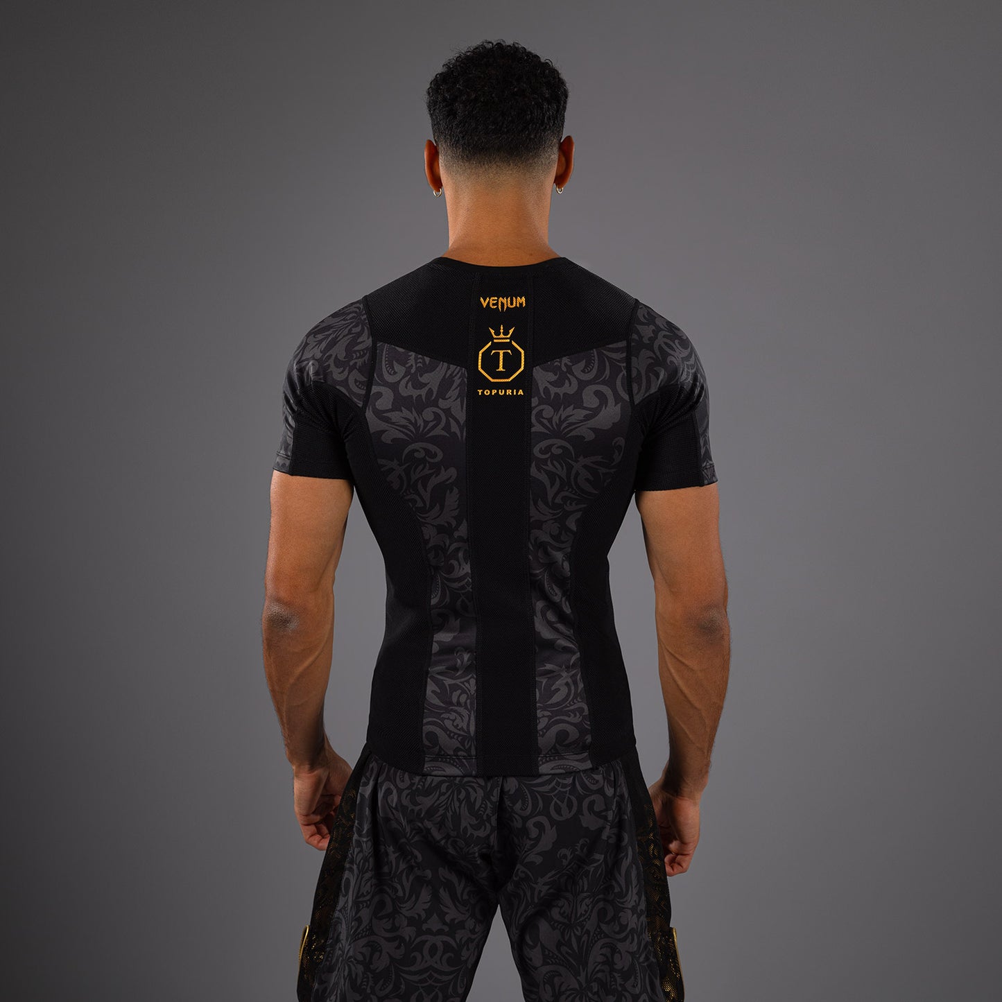 Venum x Topuria Unmatched Edition Korte Mouwen Rashguard - Zwart/Goud