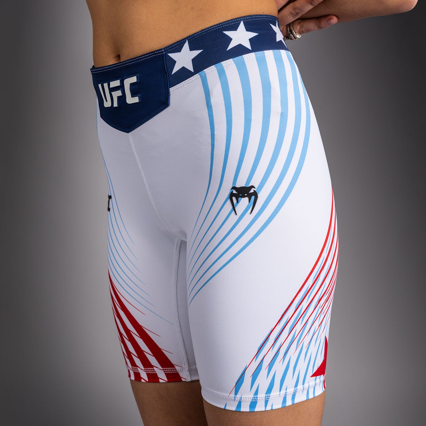 Official UFC Freedom 250 by Venum Authentic Vale Tudo Shorts Long Fit voor dames - Wit