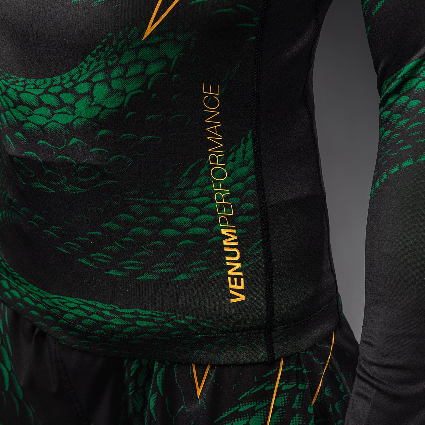 Venum Matupa Rashguard met lange mouwen - Zwart/Groen/Goud