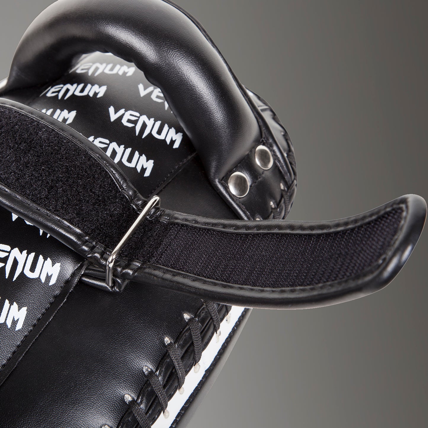 Venum Light Kick Pads - Skintex Leather - Zwart/IJs (Set)