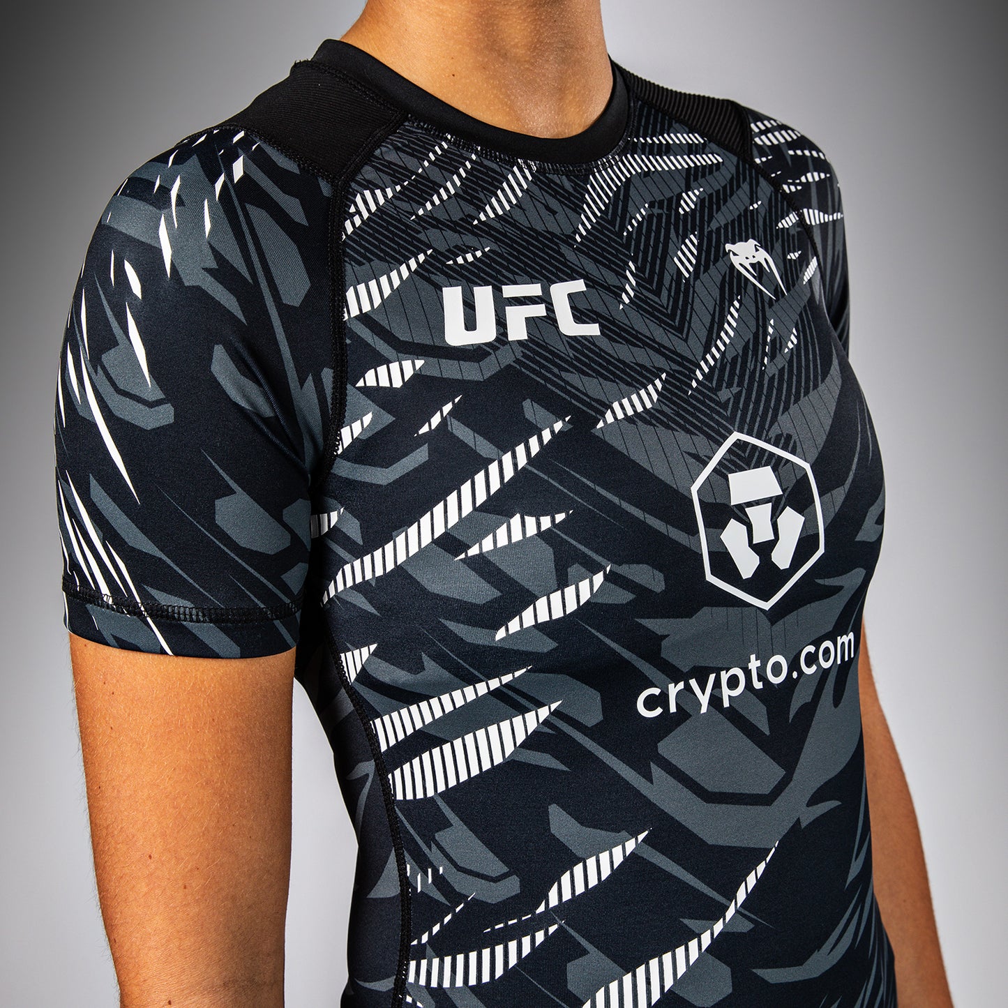UFC Fusion by Venum Authentic Fight Night Korte Mouwen Performance Rashguard voor Dames - Zwart