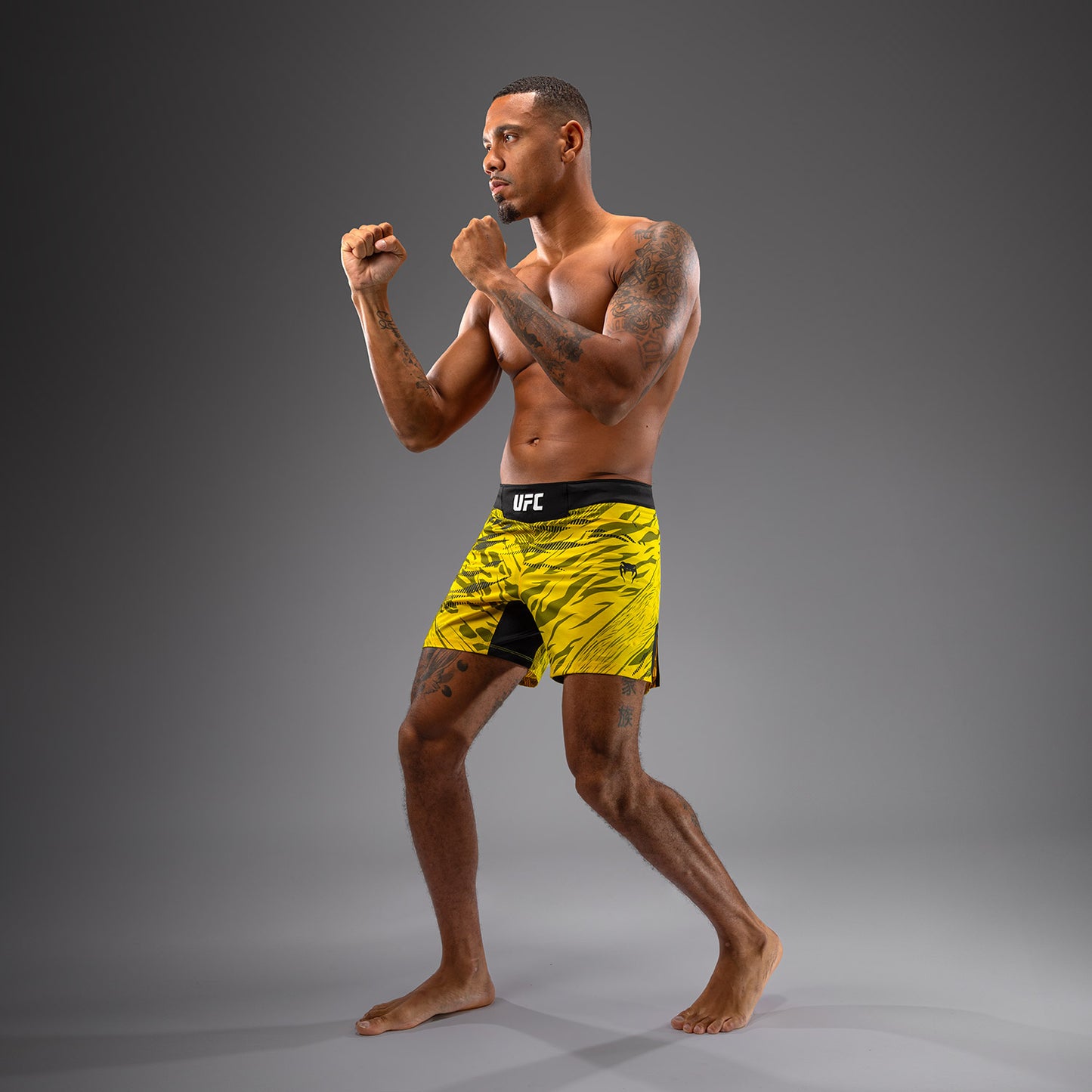 UFC Fusion by Venum Authentic Fight Night Fight Shorts voor Heren - Kort Fit - Geel