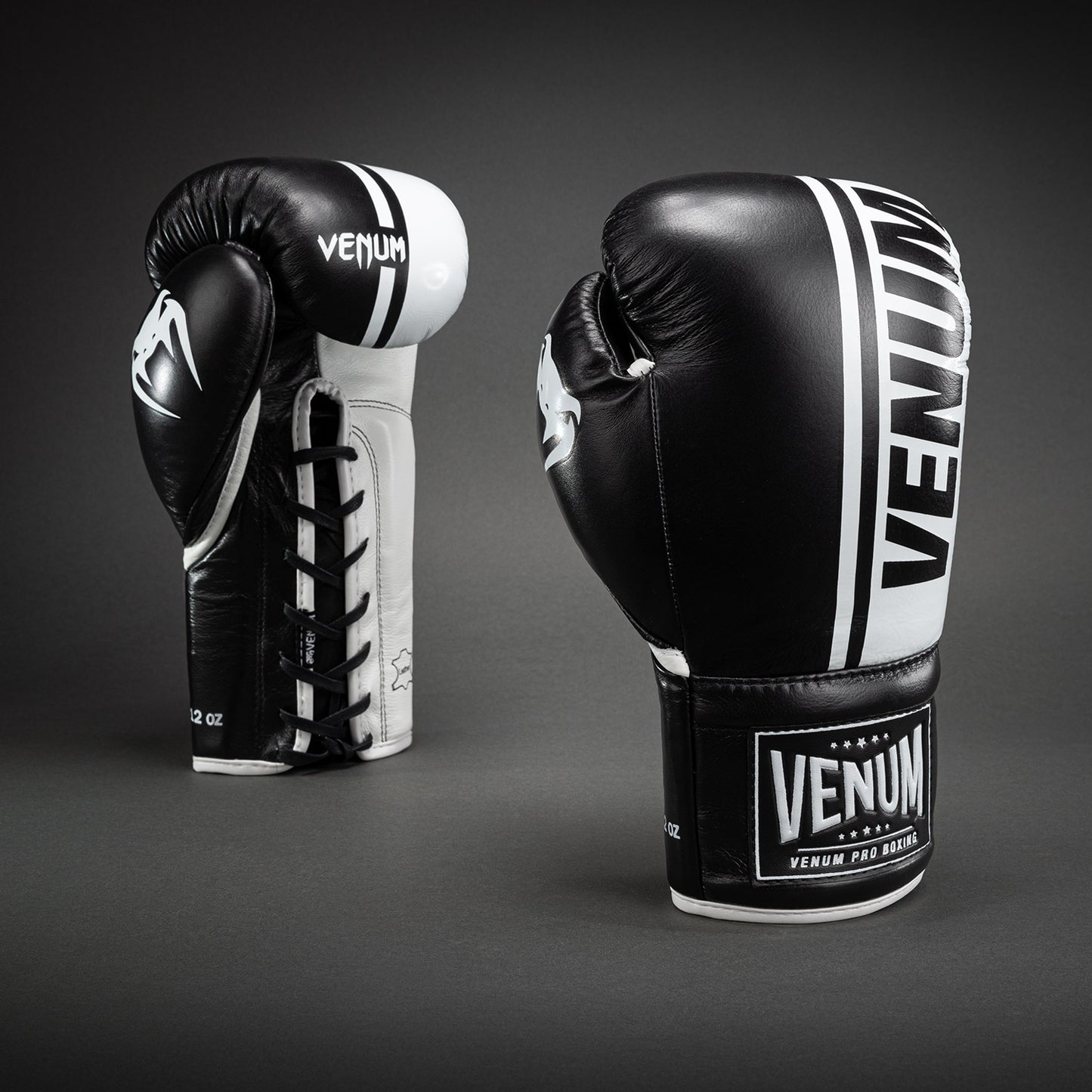 Venum Shield Pro bokshandschoenen met veters - zwart/wit