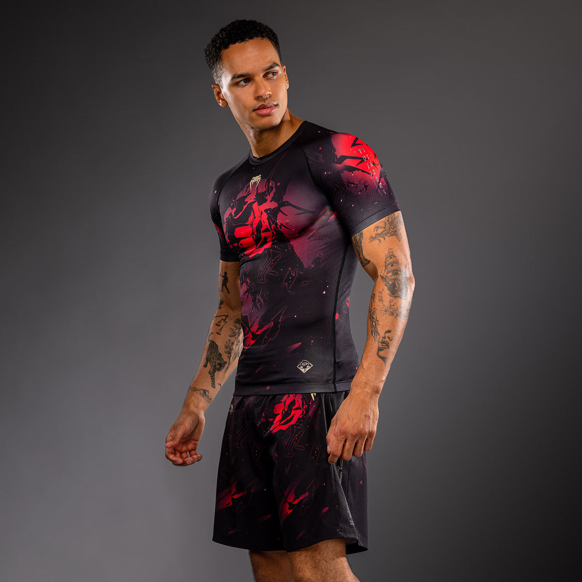 Jujutsu Kaisen x Venum Itadori Rashguard met korte mouwen – Zwart/Rood