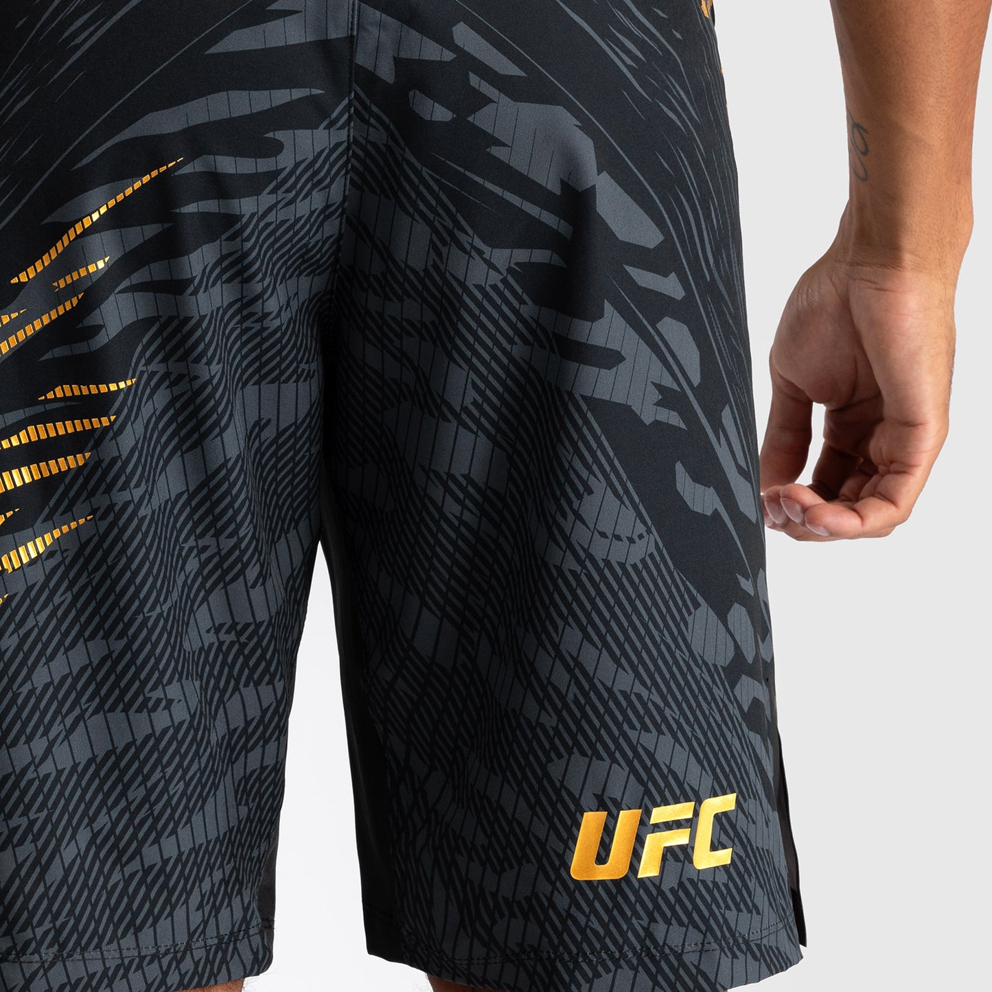 UFC Fusion by Venum Personalized Authentic Fight Night Fight Shorts voor Heren - Lang Fit - Kampioen