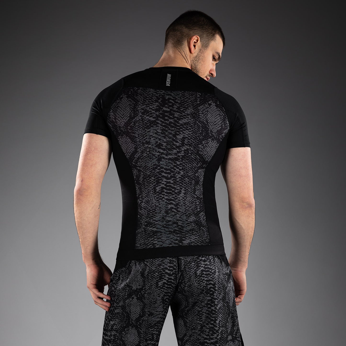 Venum G-Fit Scales Rashguard met korte mouwen – Zwart/Antracietgrijs