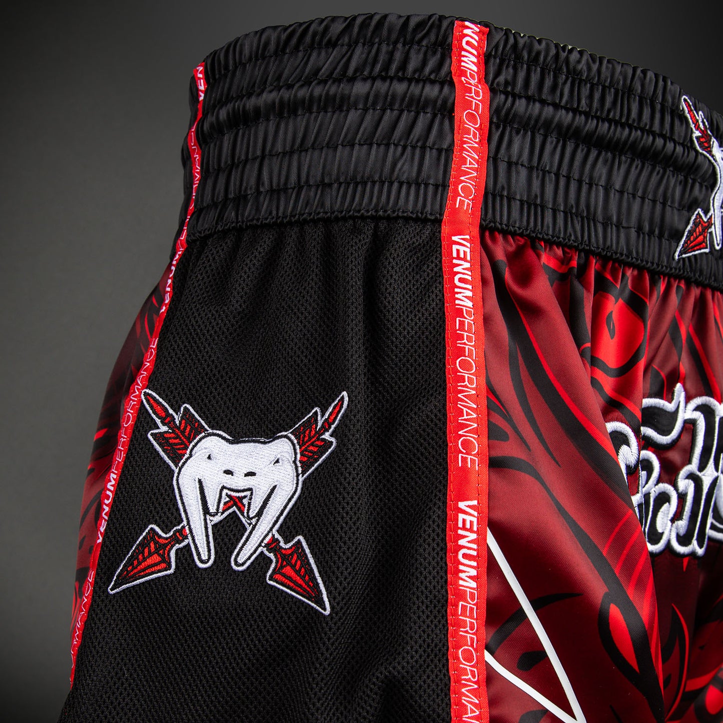 Venum Wolf Atak Muay Thai Shorts – Zwart/Rood
