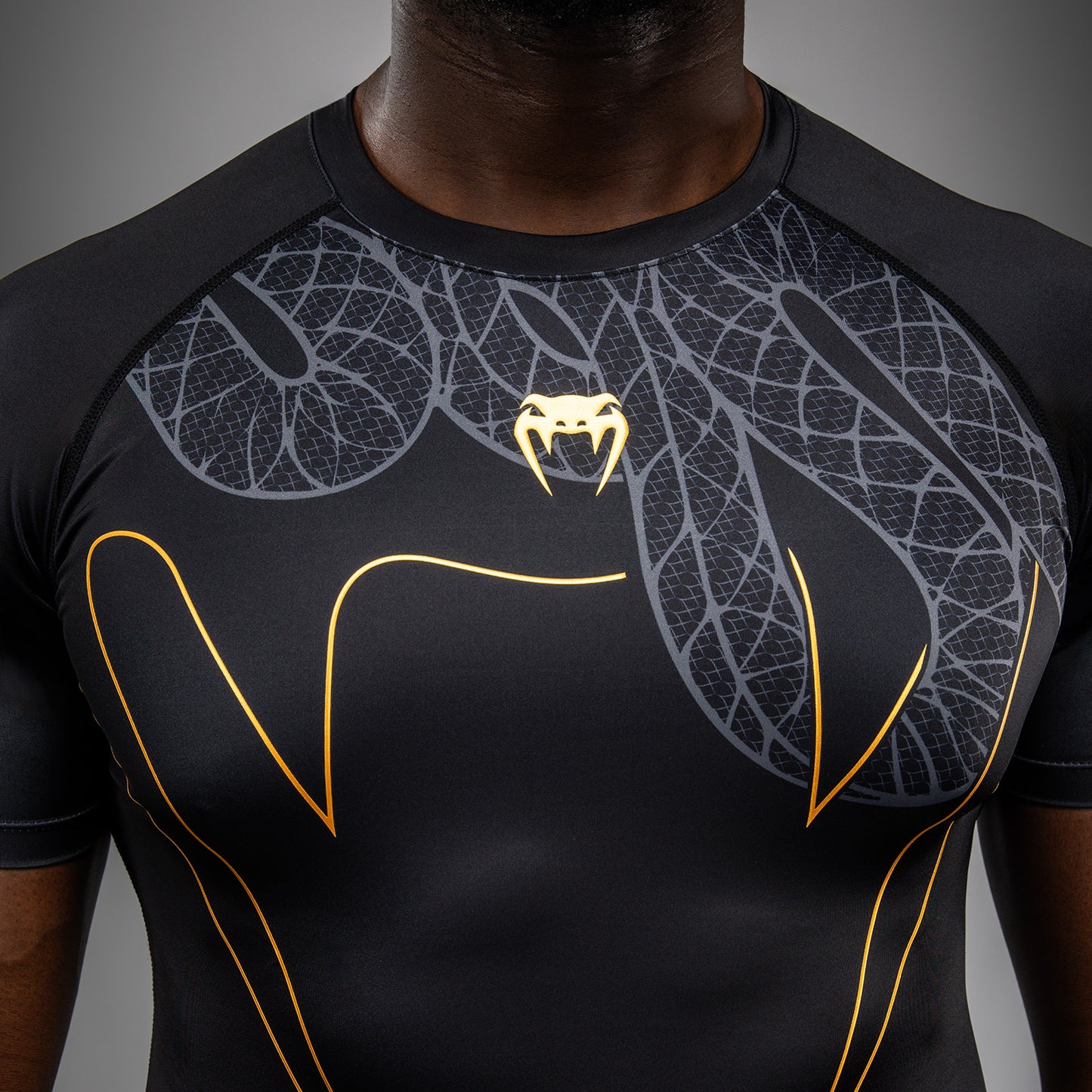 Venum Serpenti Rashguard met korte mouwen – Zwart/Zilver/Goud