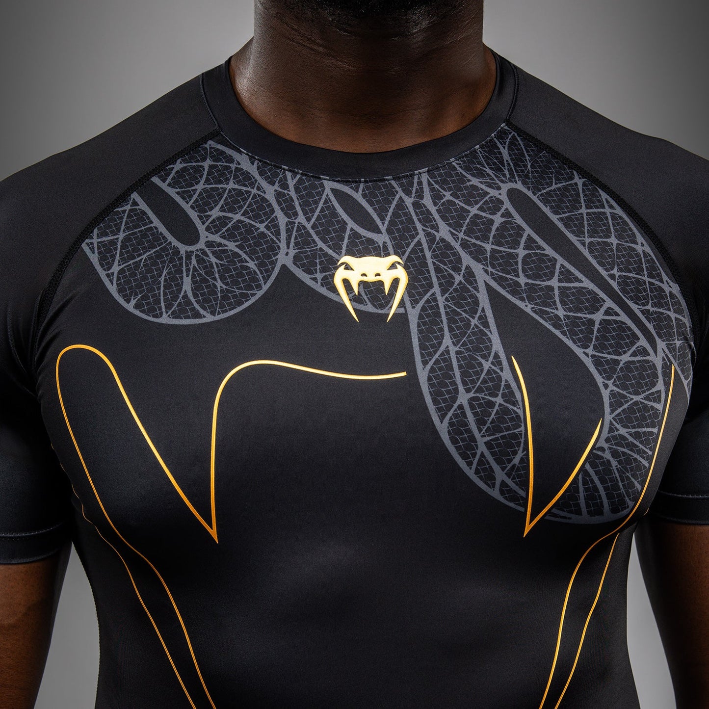 Venum Serpenti Rashguard met korte mouwen – Zwart/Zilver/Goud