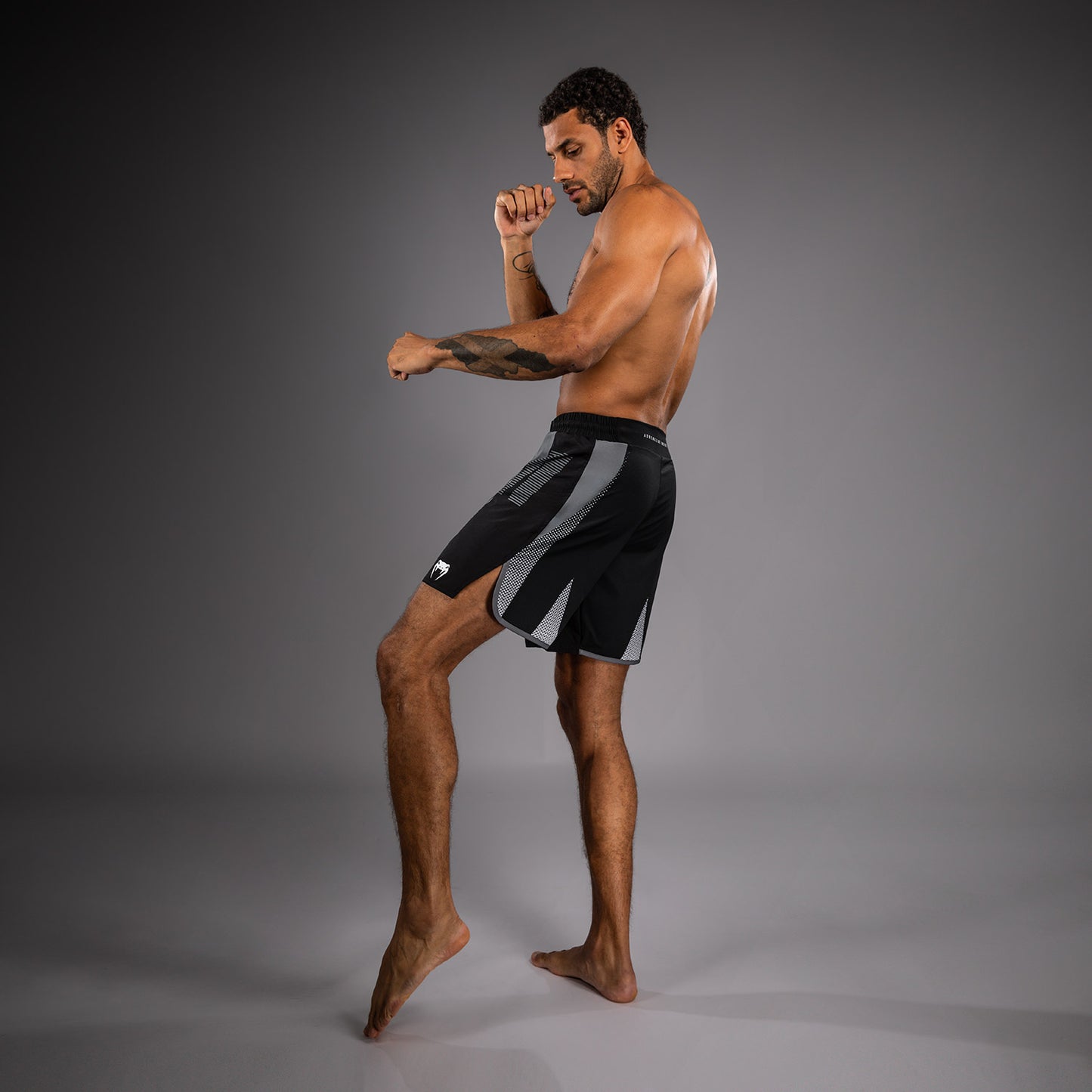 Venum Adrenaline Fightshorts – Zwart/Zilvergrijs