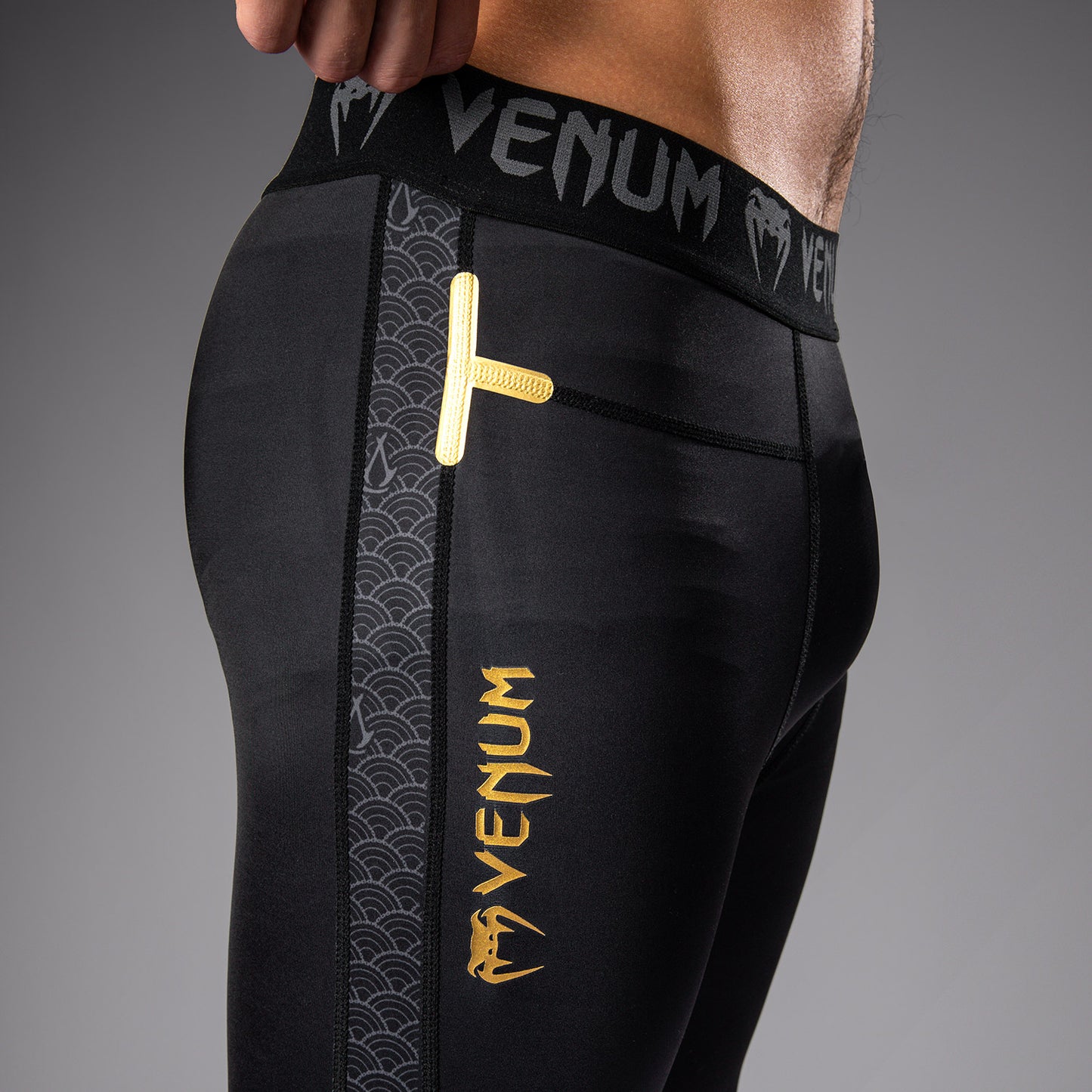 Venum x Assassin’s Creed Shadows Herenpetten - Zwart/Goud