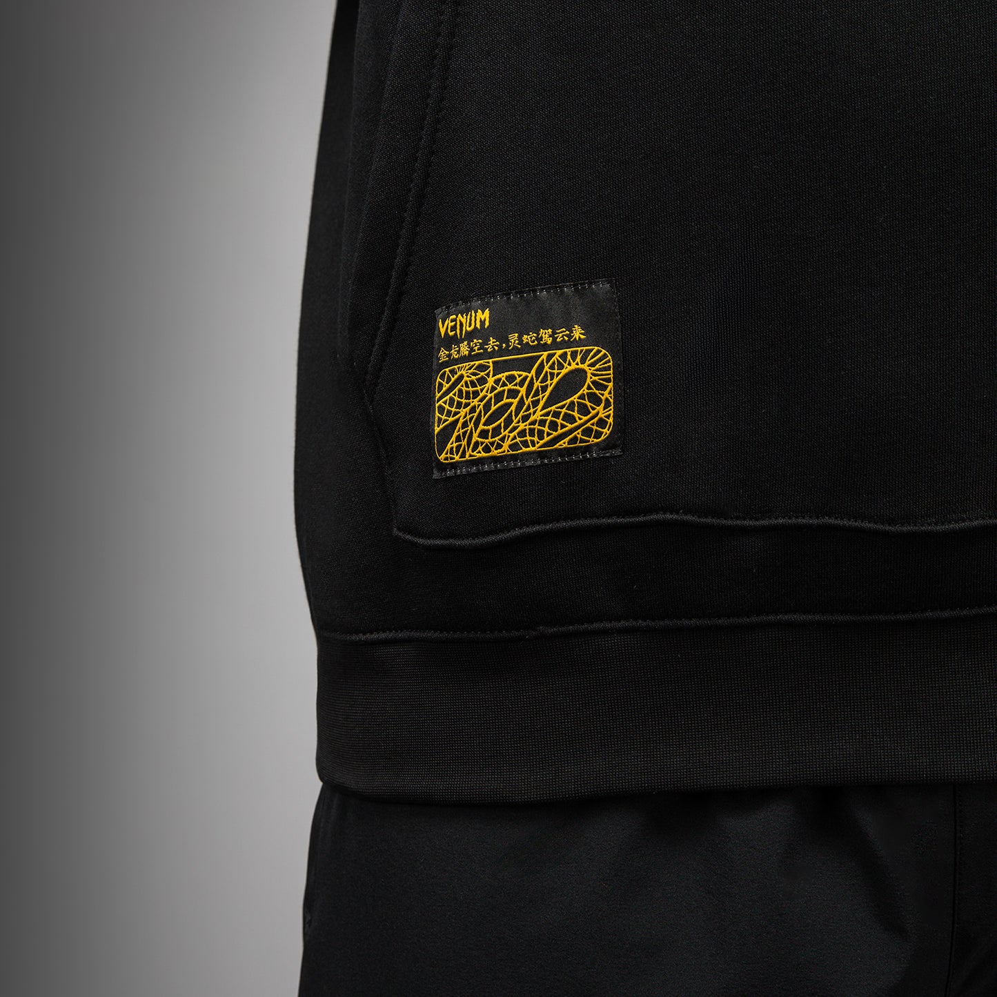 Venum Serpenti Hoodie – Zwart/Zilver/Goud