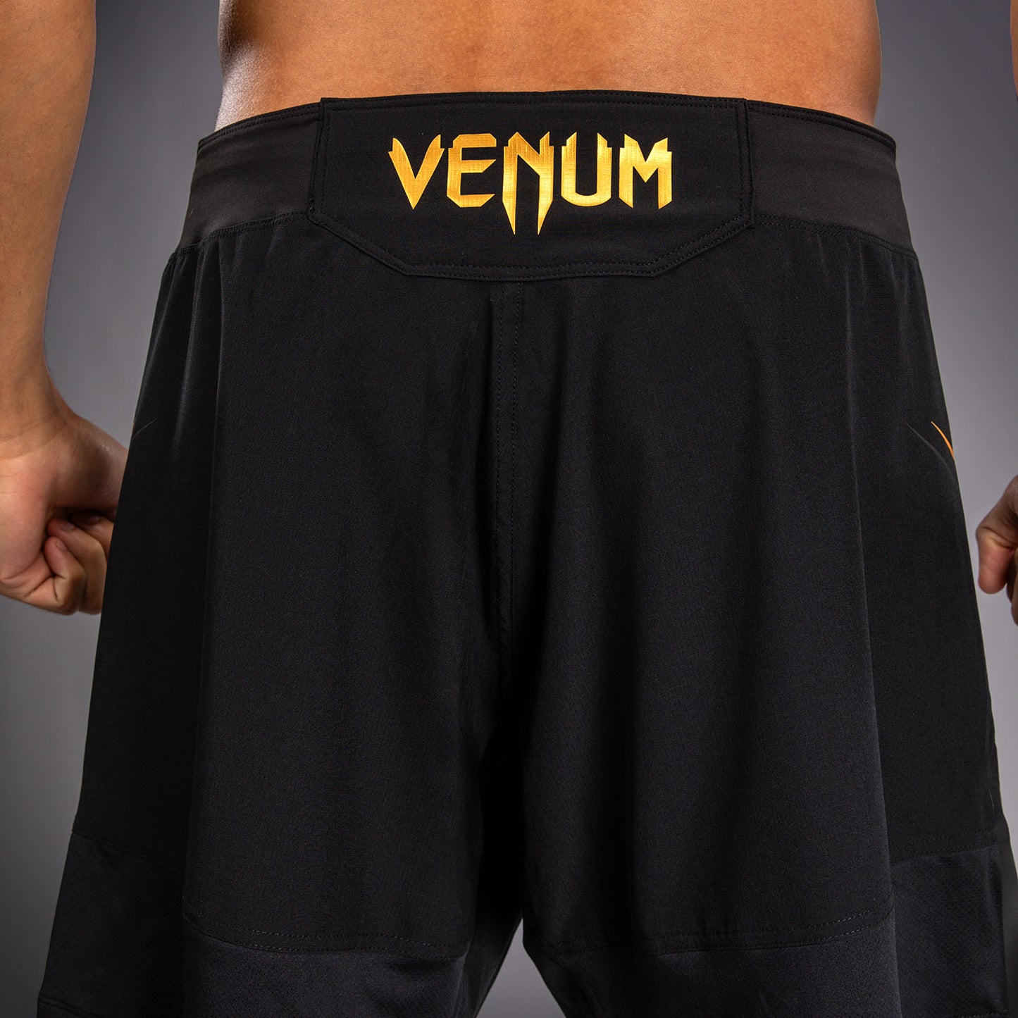 Venum G-Core Fightshorts - Zwart/Goud