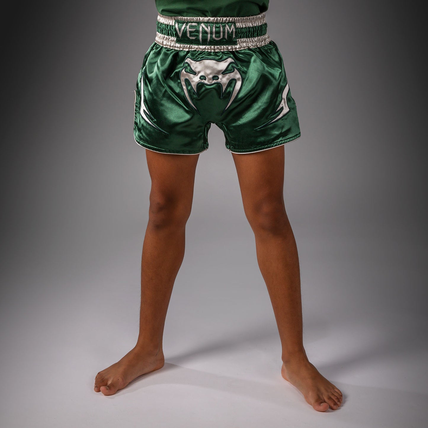 Venum Inferno Muay Thai Short – Bosgroen/Off White