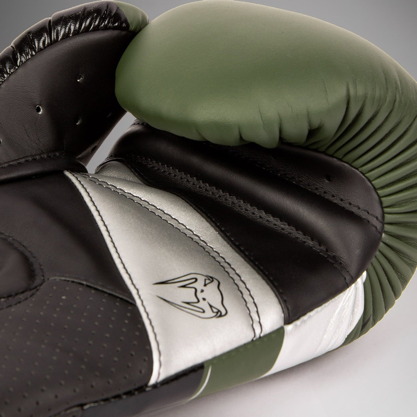 Venum Elite Evo bokshandschoenen - Kaki/Zilver
