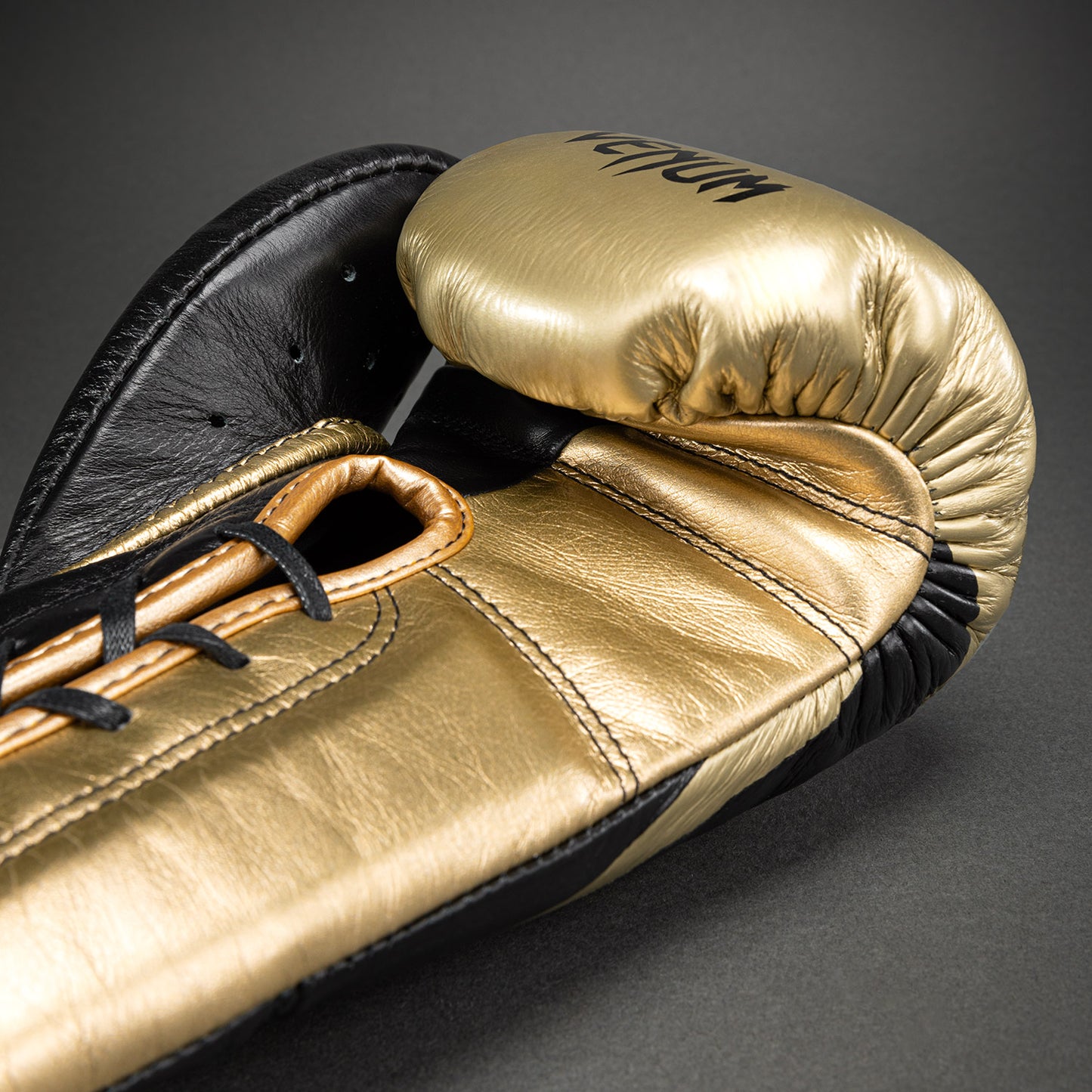 Venum Hammer professionele bokshandschoenen met veters - zwart/goud