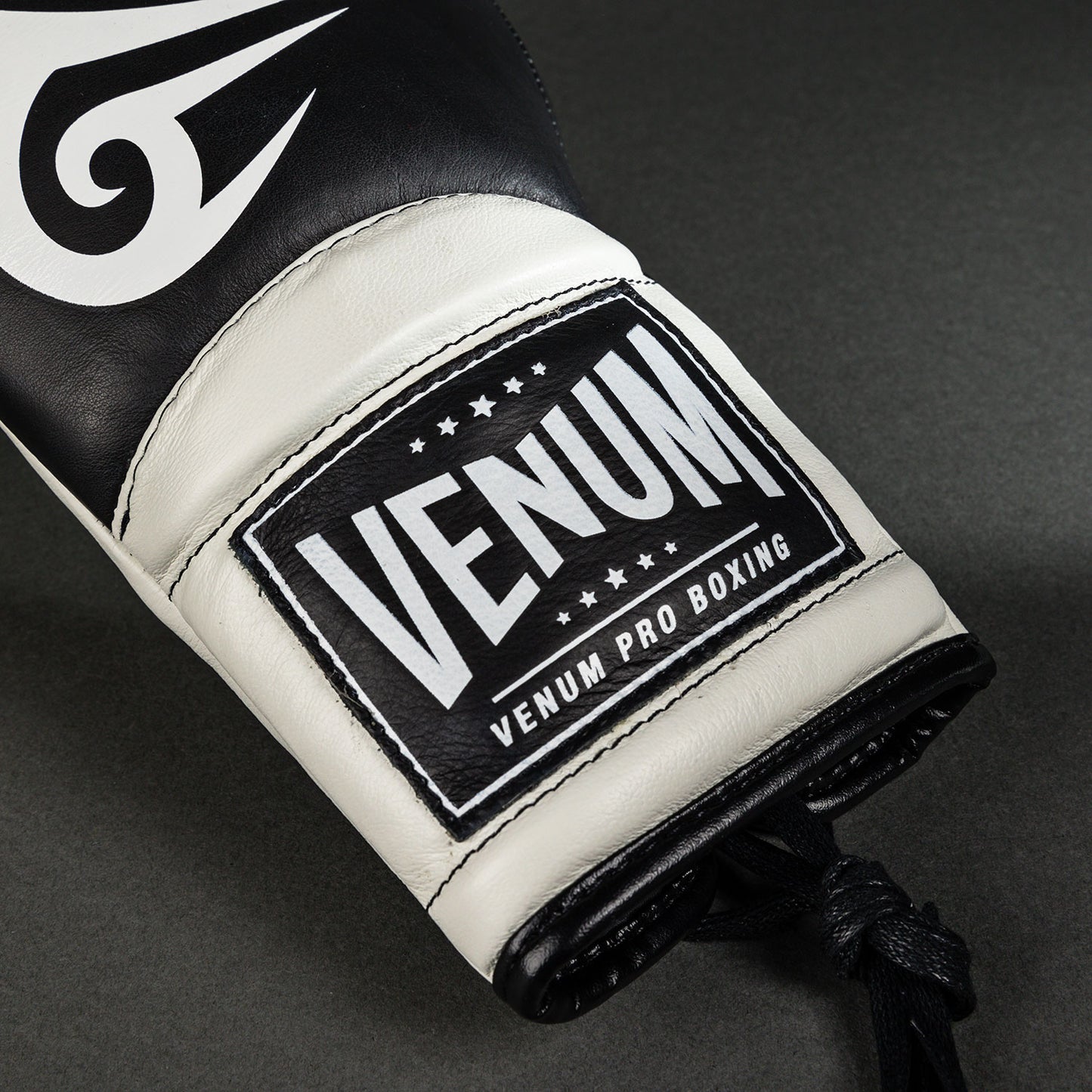 Venum Giant 2.0 Mike Tyson Pro Bokshandschoenen met Veters - Diep Zwart/Optisch Wit